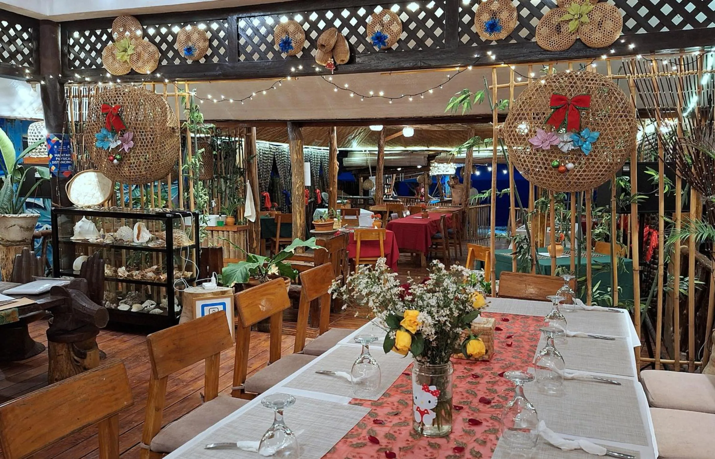 Restaurant/places to eat in White Villas Resort