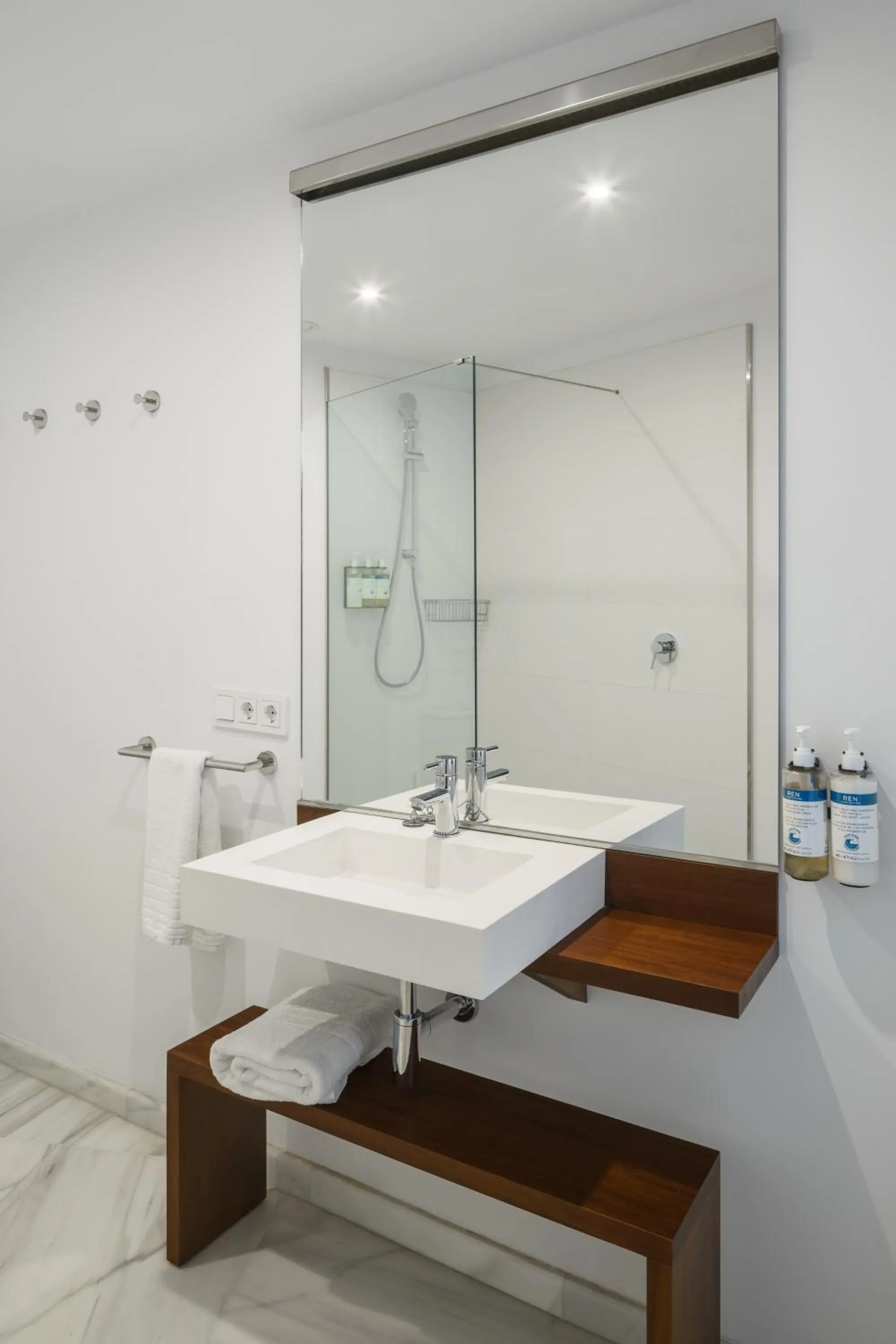 Bathroom in Numa Seville Molina