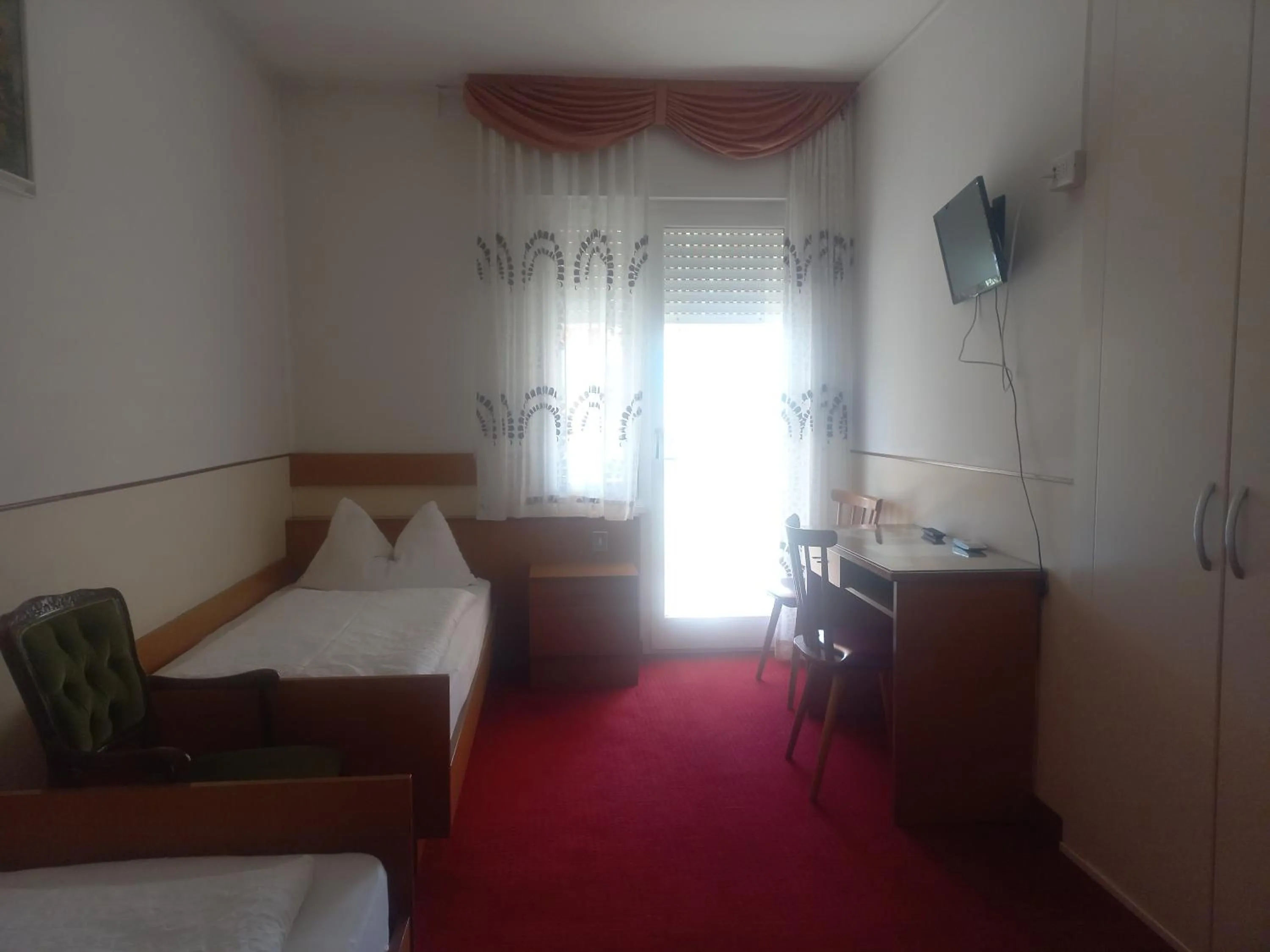 Bedroom, Bed in Hotel Lux