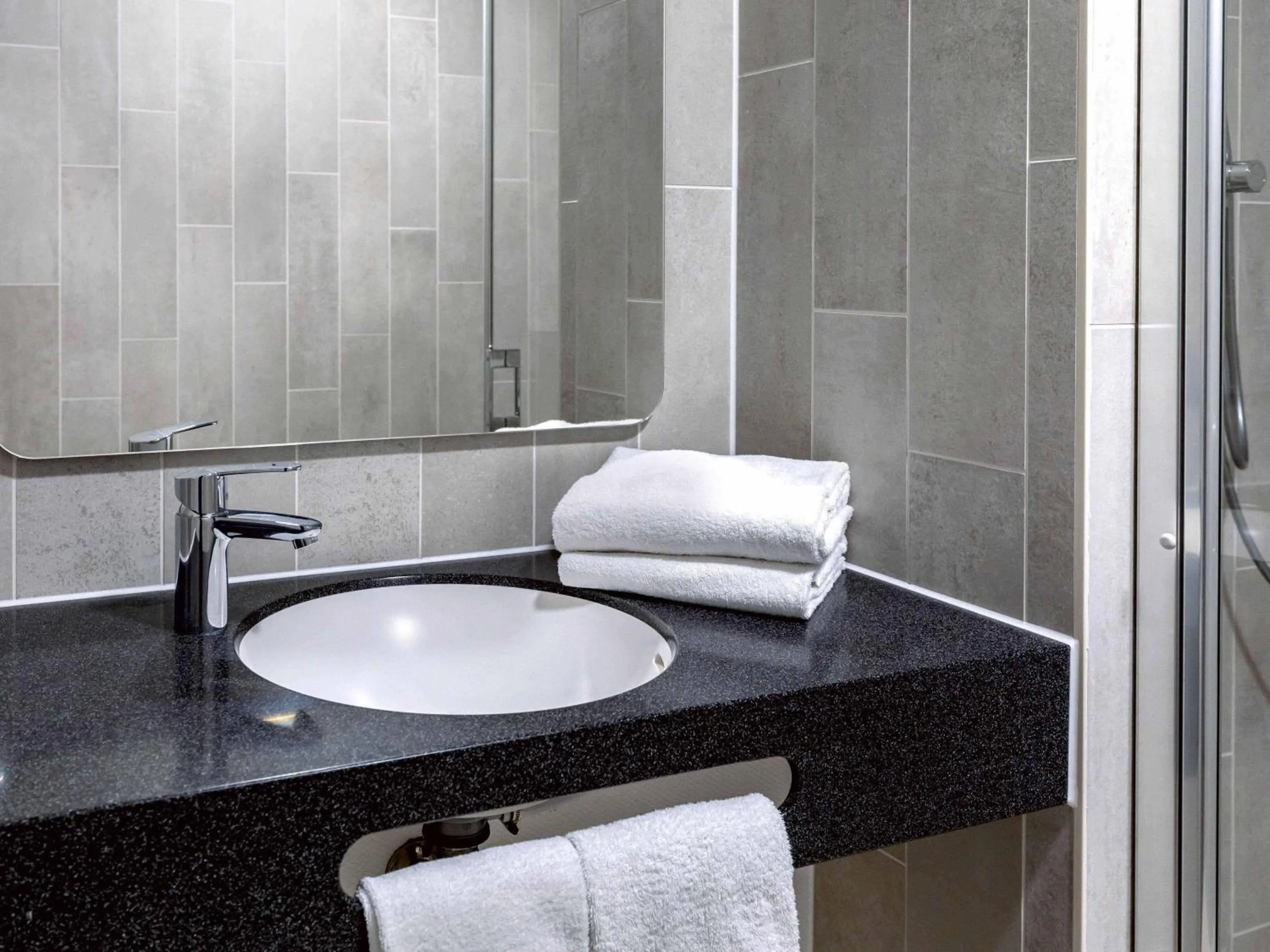 Shower in B&B Hotel München-Garching