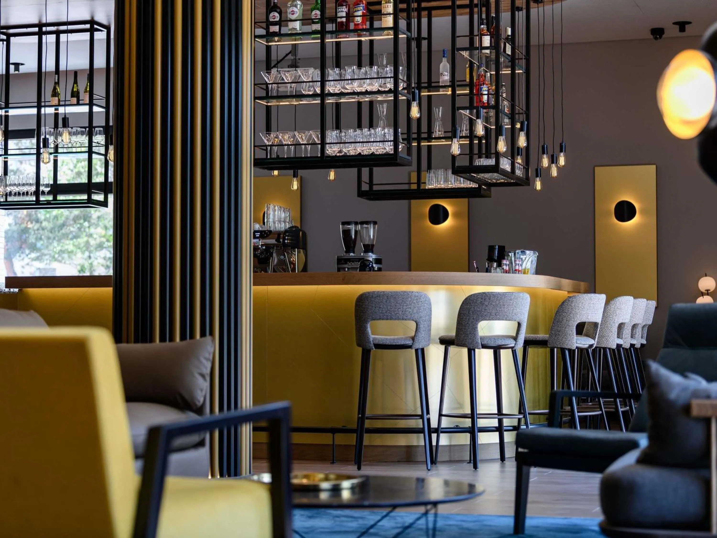 Lounge or bar in Novotel Regensburg Zentrum