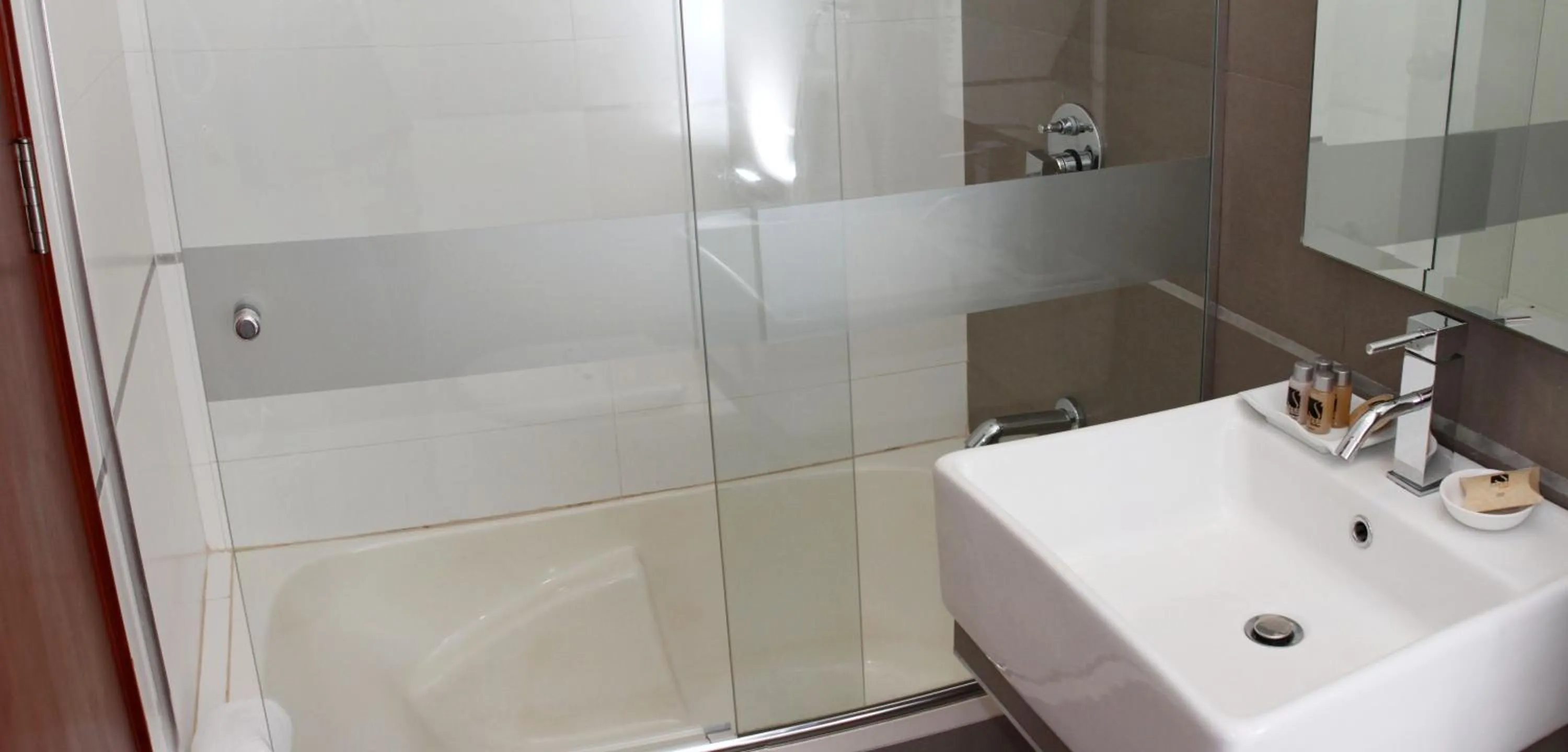 Shower in Sunec Hotel