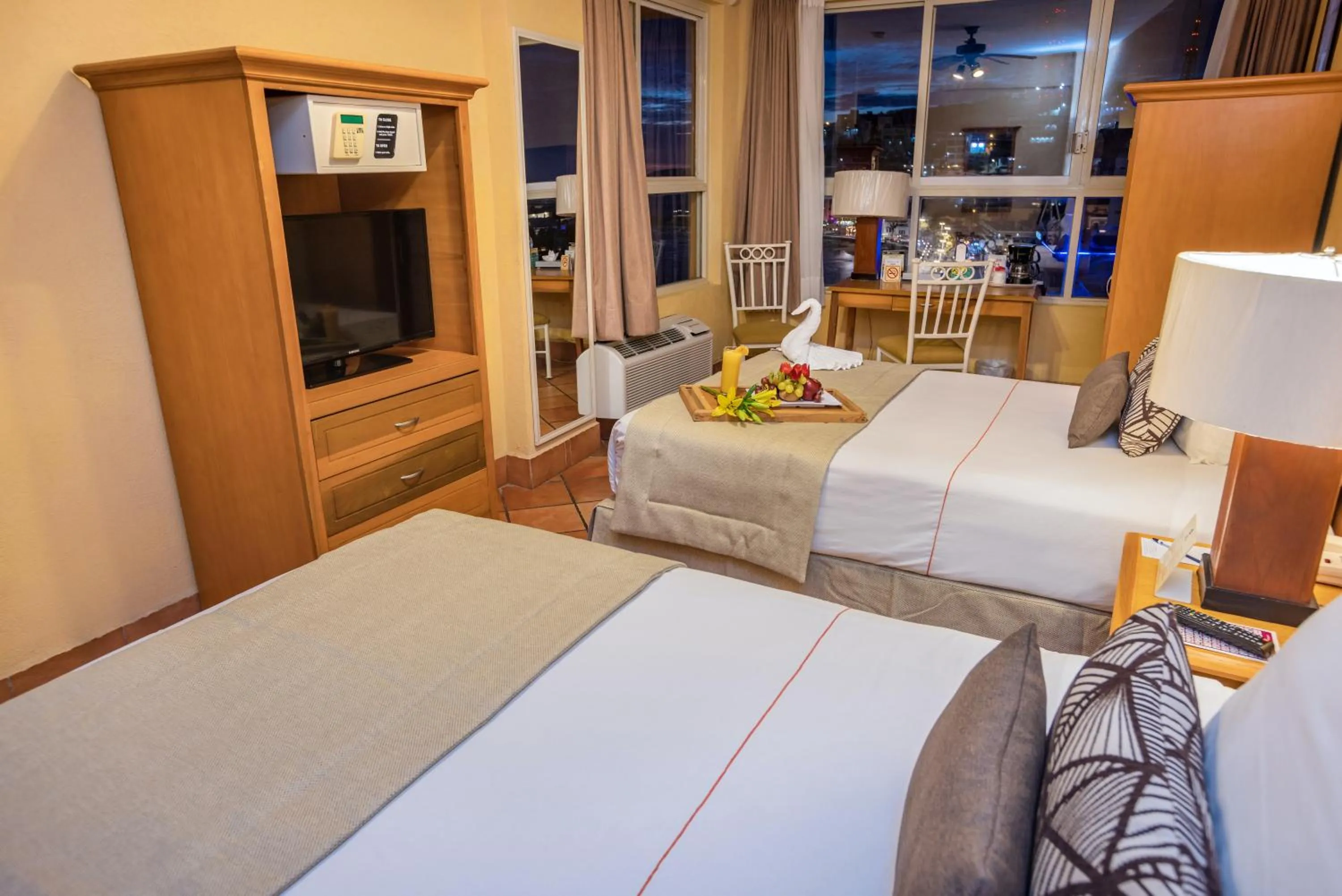 Bed in Best Western Posada Freeman