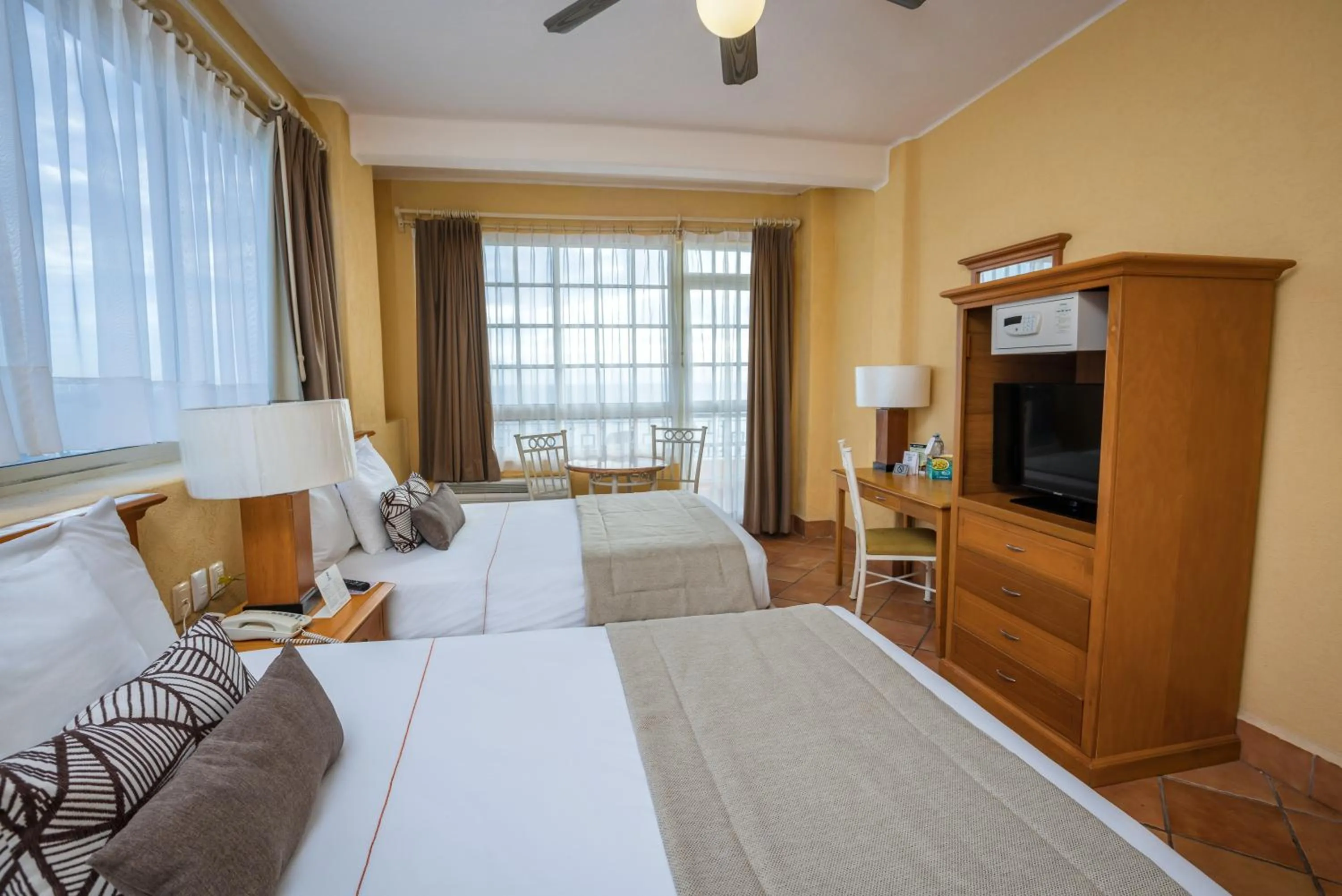 Bed in Best Western Posada Freeman