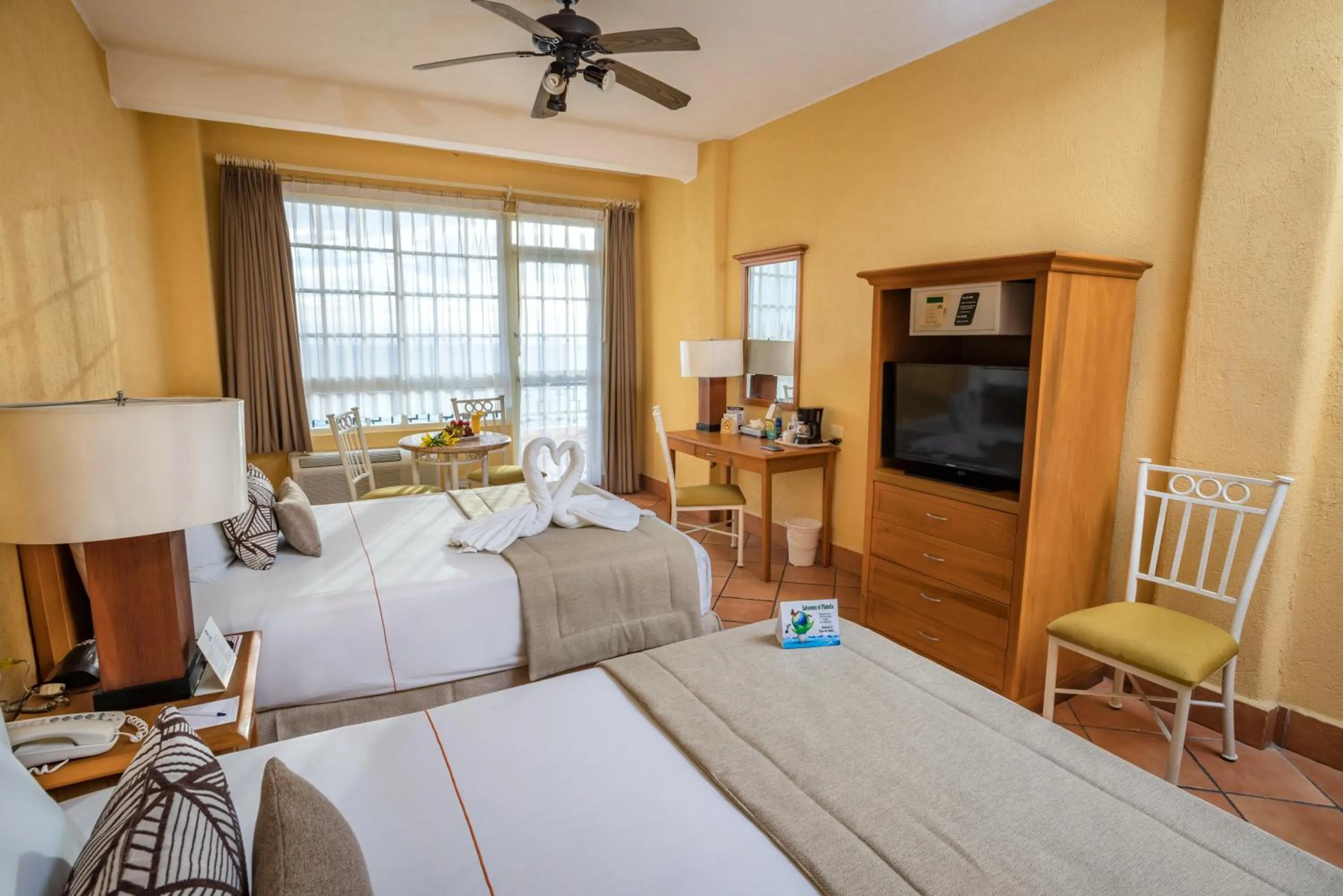 Bed in Best Western Posada Freeman