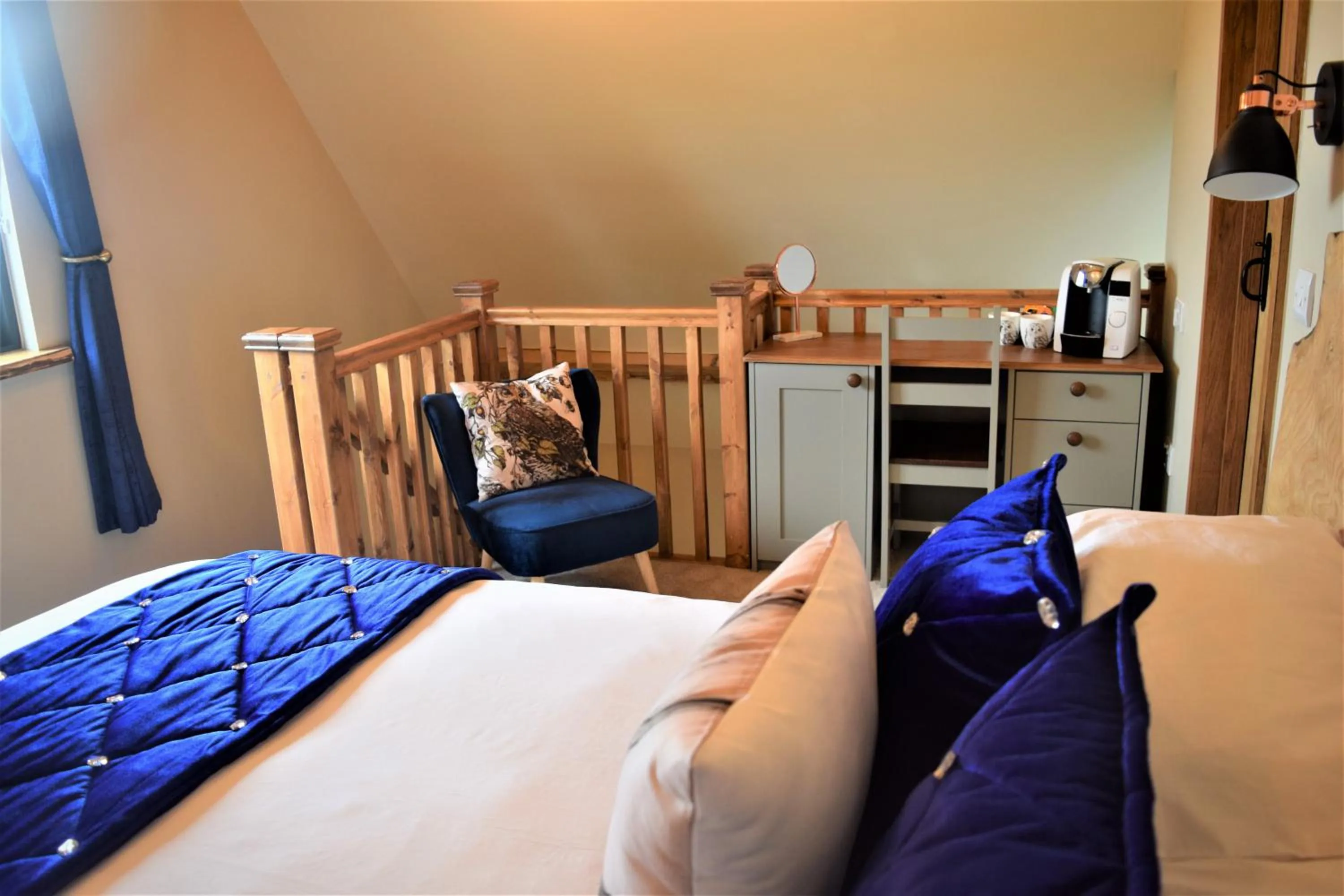 Bedroom, Bed in The Plough Inn