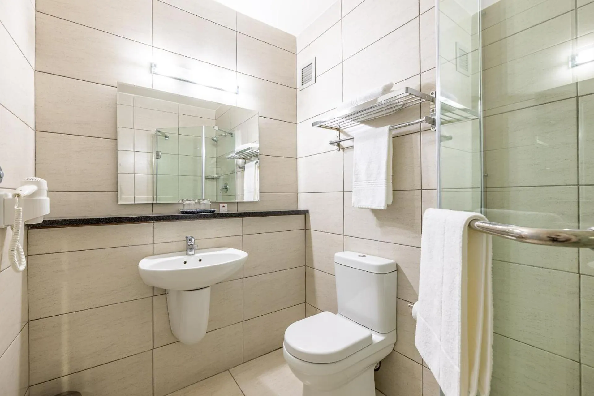 Bathroom in African Sky Ermelo Inn