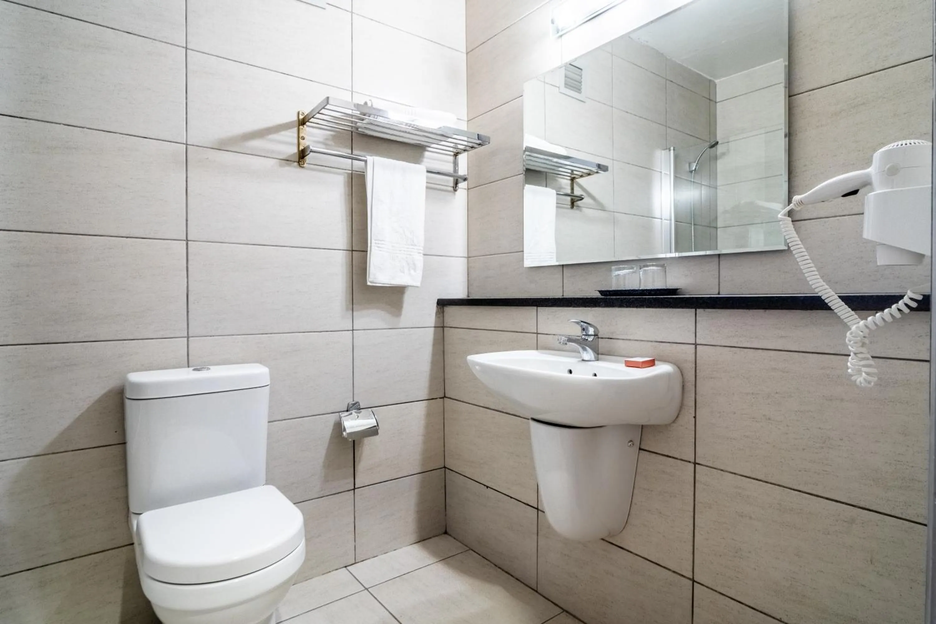 Bathroom in African Sky Ermelo Inn