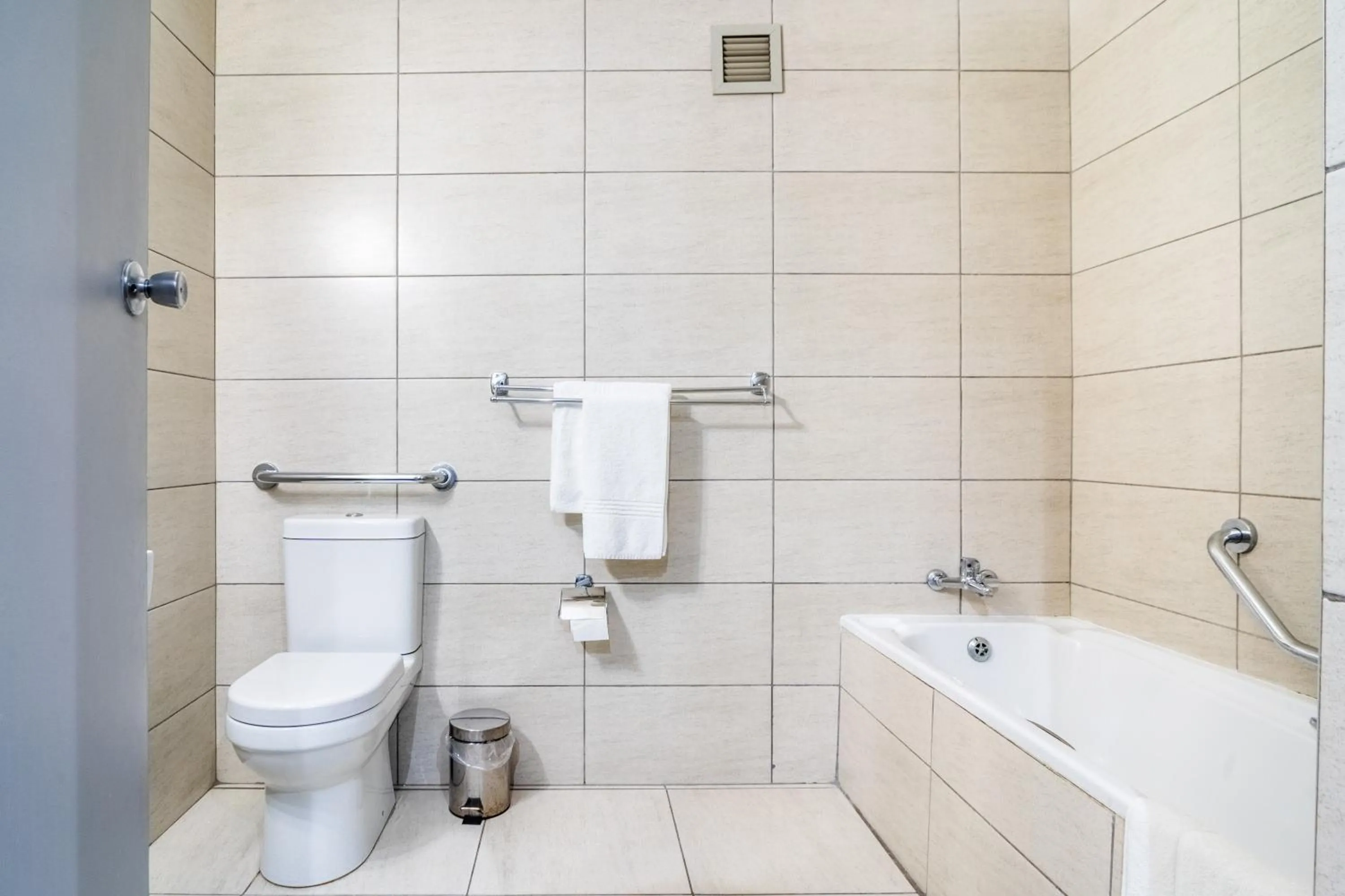 Bathroom in African Sky Ermelo Inn