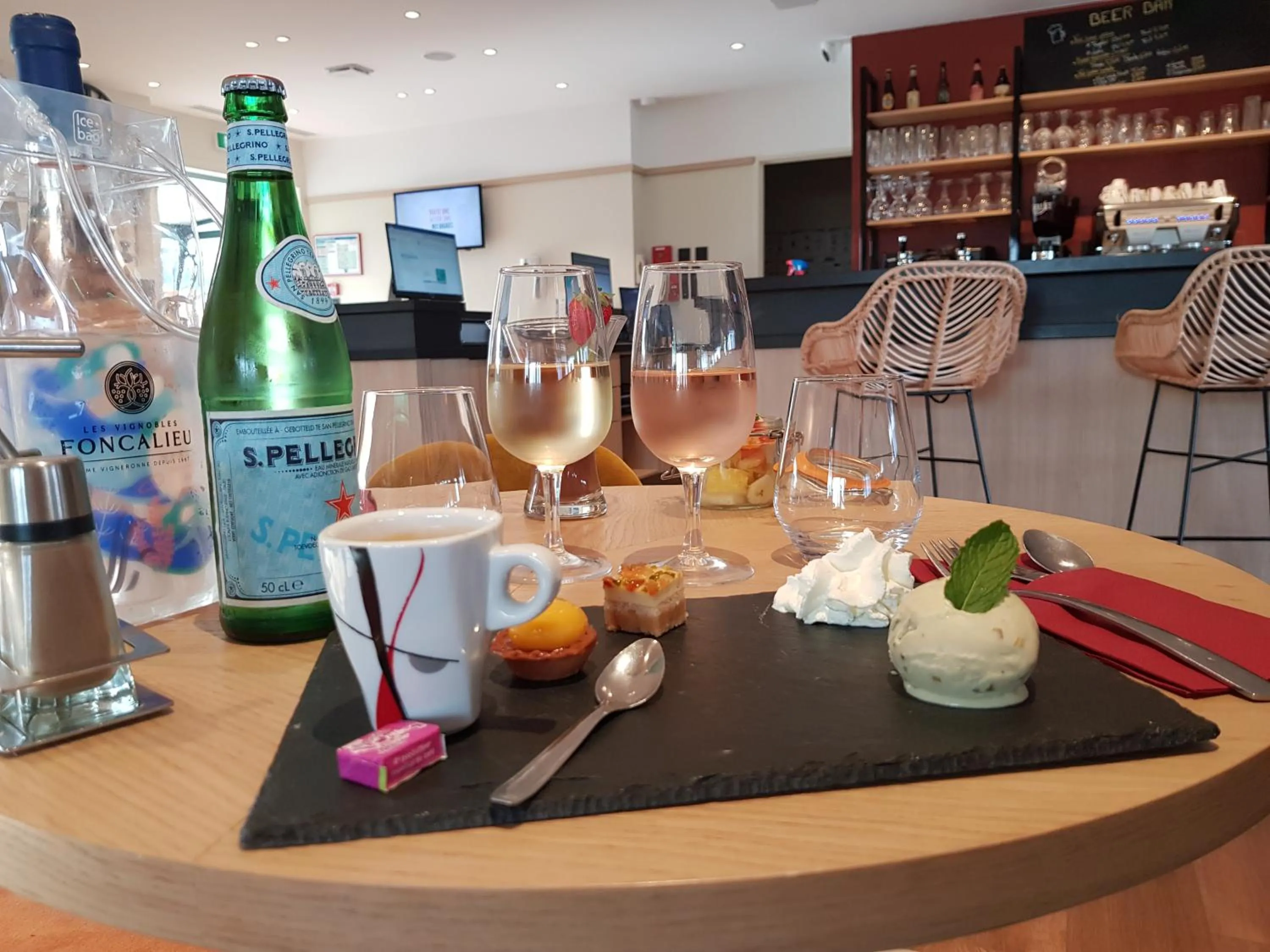 Restaurant/places to eat in Kyriad Carcassonne - Aéroport