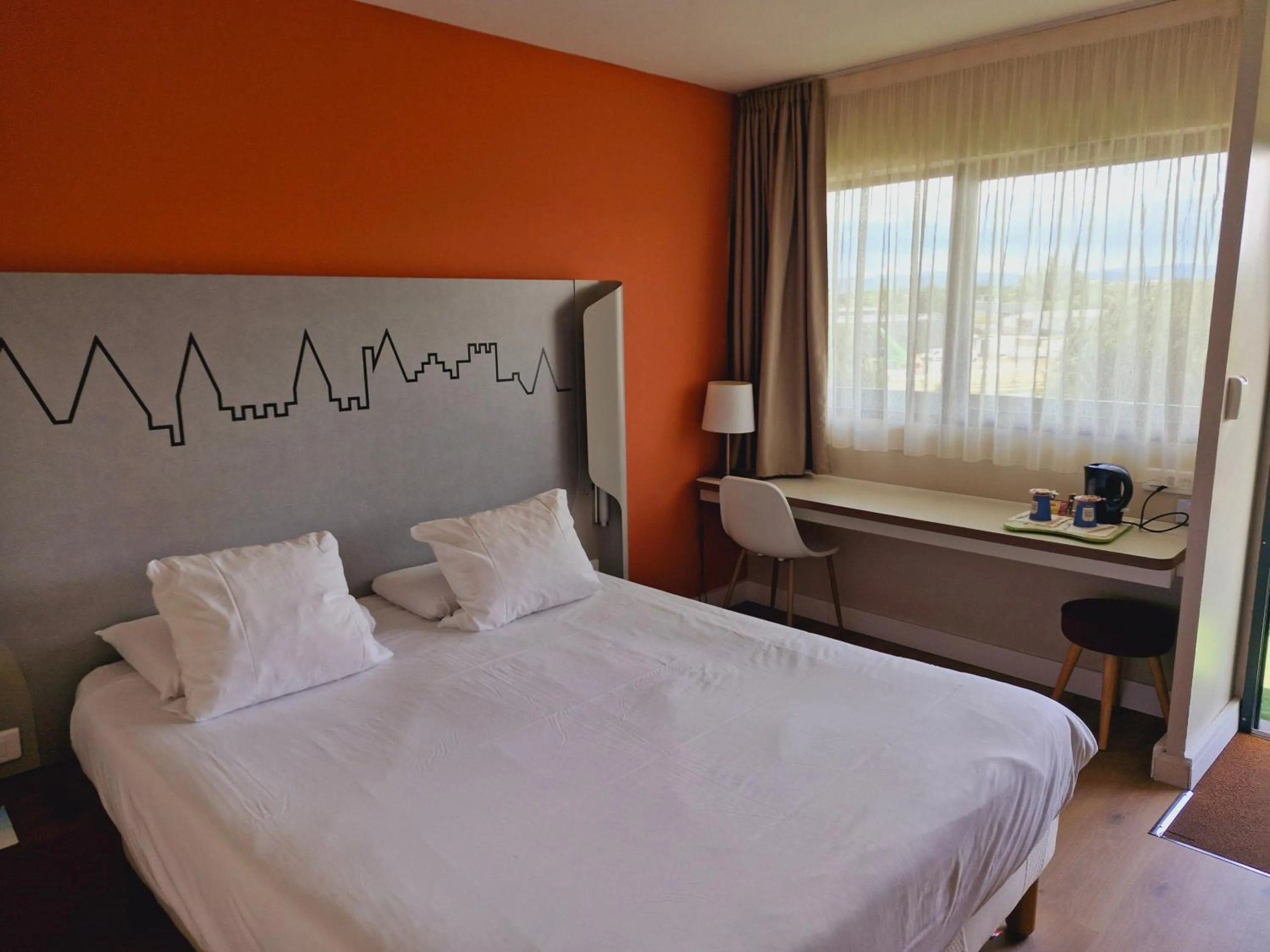 Property building, Bed in Kyriad Carcassonne - Aéroport