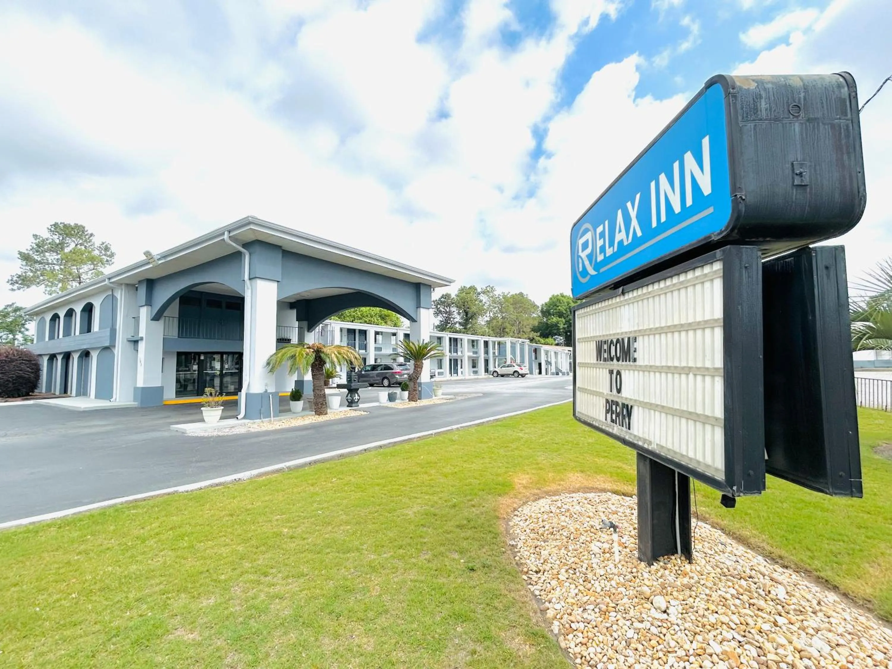 Facade/entrance in Relax Inn Perry National Fairgrounds Area I-75
