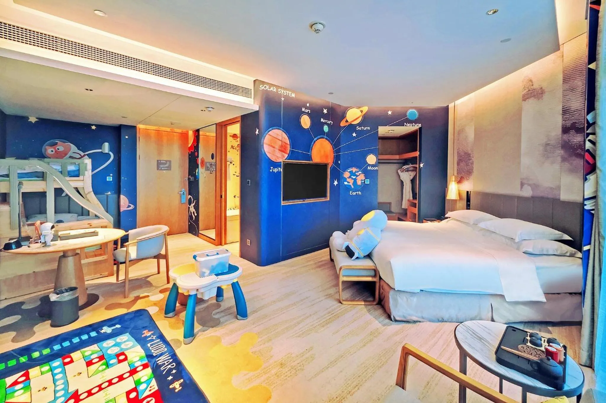 Photo of the whole room, Bed in Crowne Plaza Huzhou by IHG