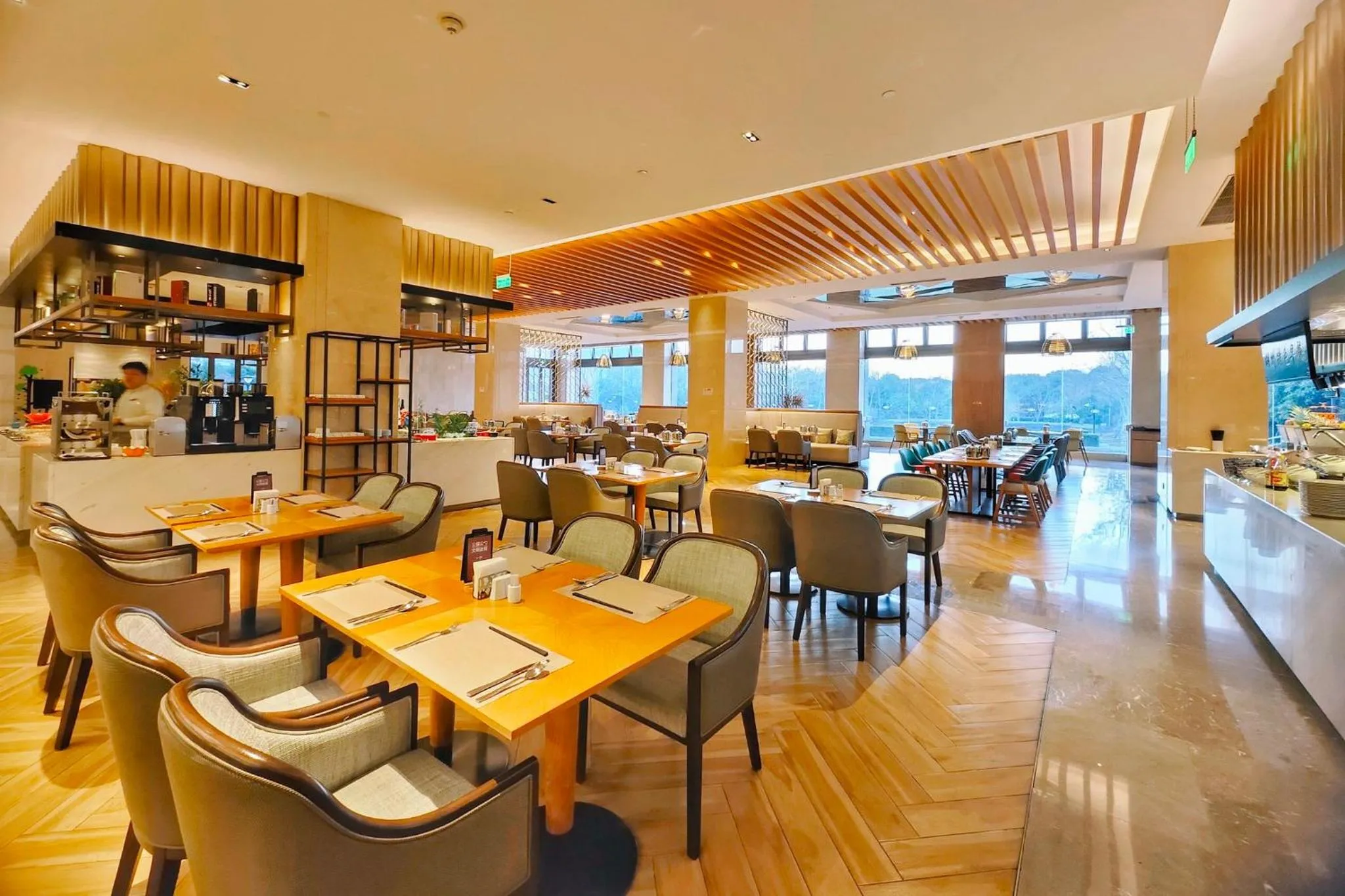 Restaurant/places to eat in Crowne Plaza Huzhou by IHG