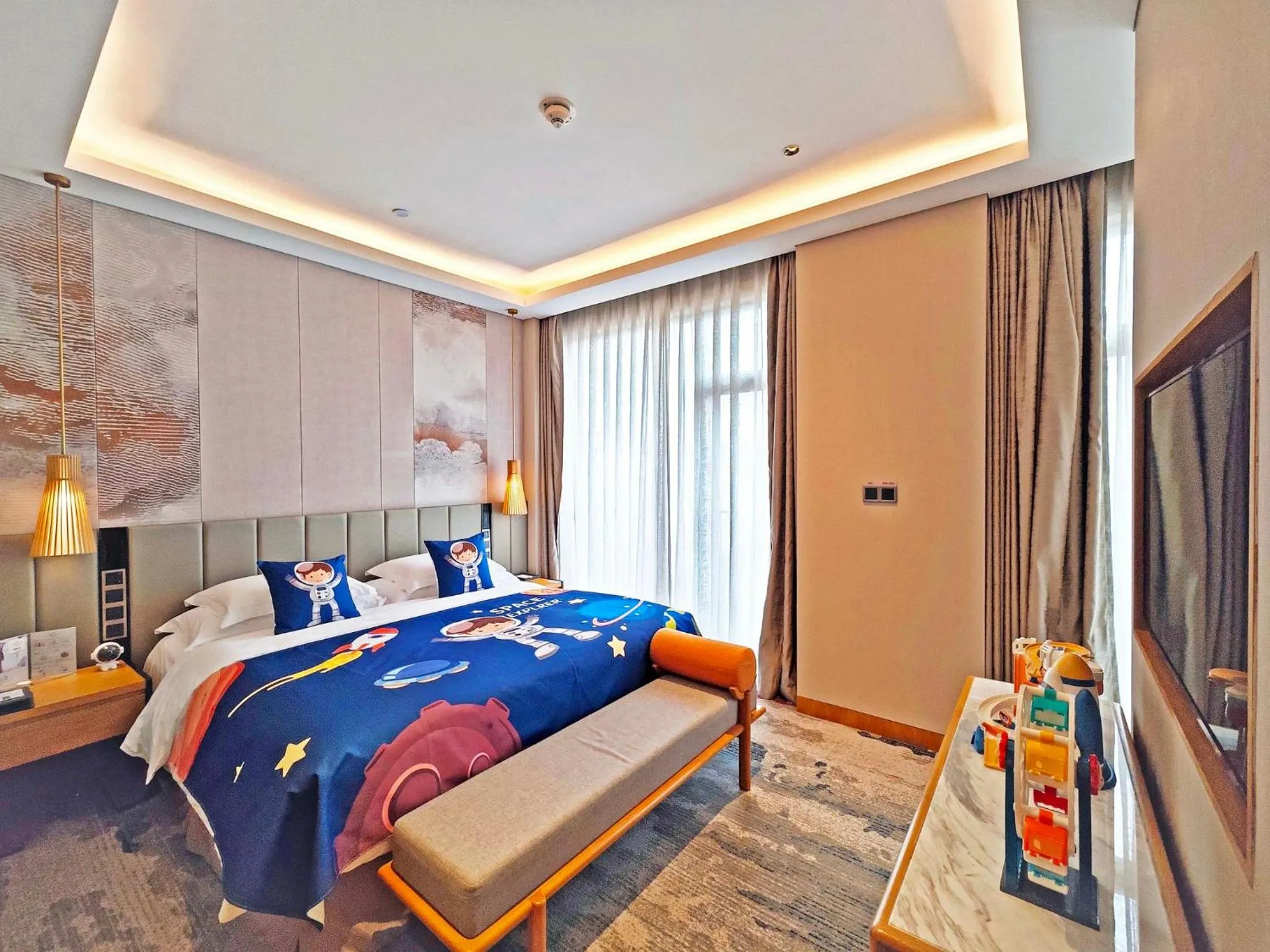 Photo of the whole room, Bed in Crowne Plaza Huzhou by IHG