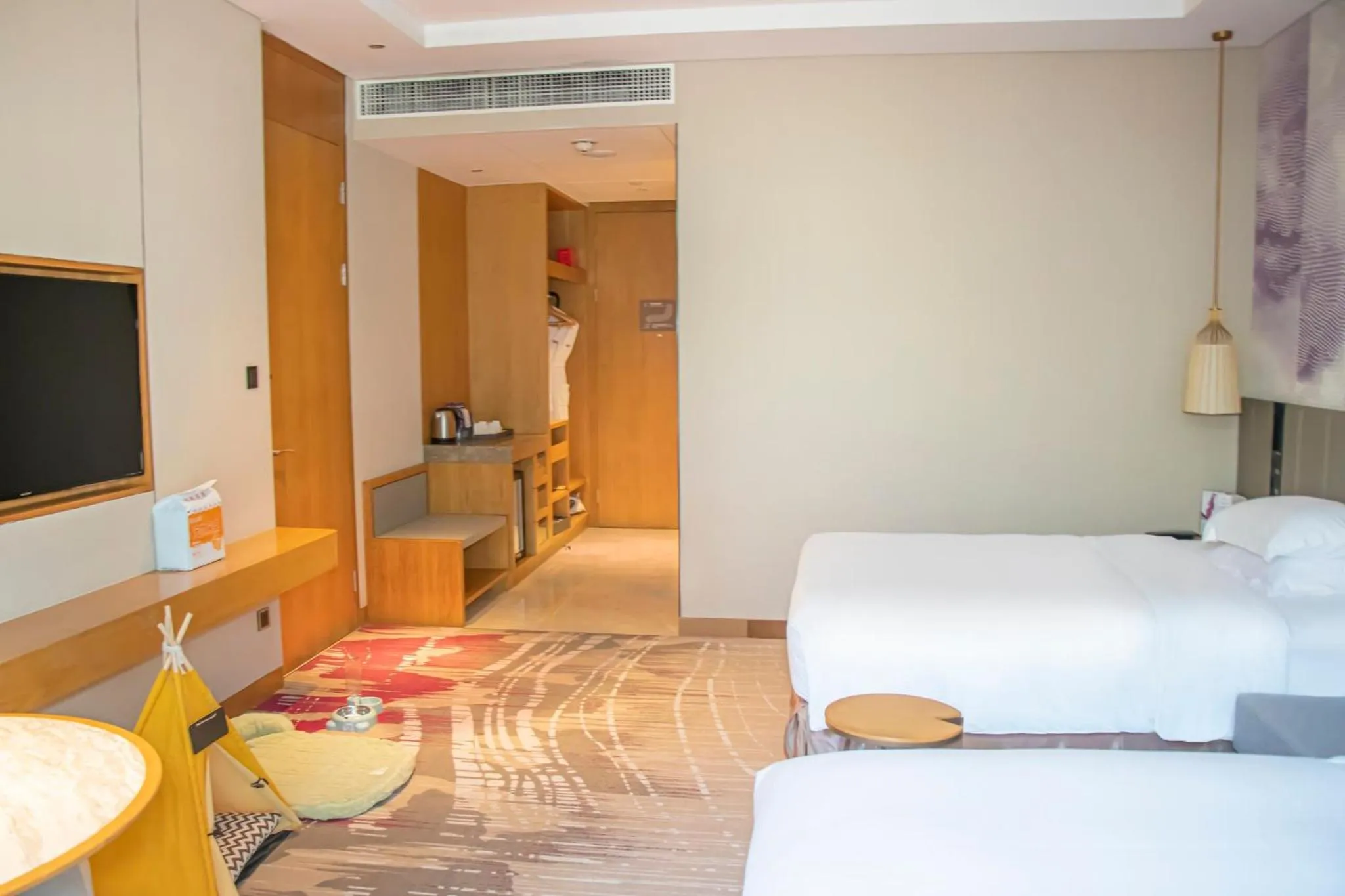 Photo of the whole room, Bed in Crowne Plaza Huzhou by IHG