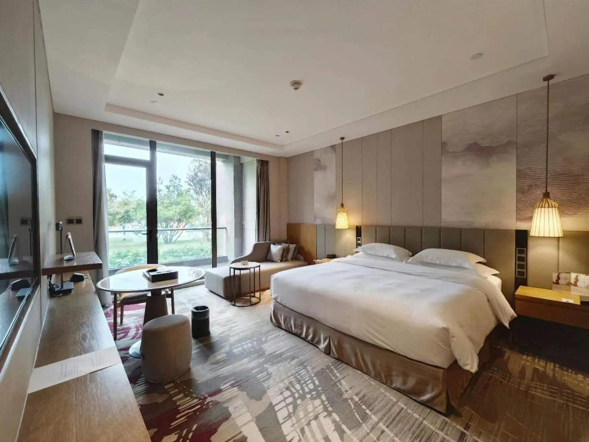 Photo of the whole room, Bed in Crowne Plaza Huzhou by IHG