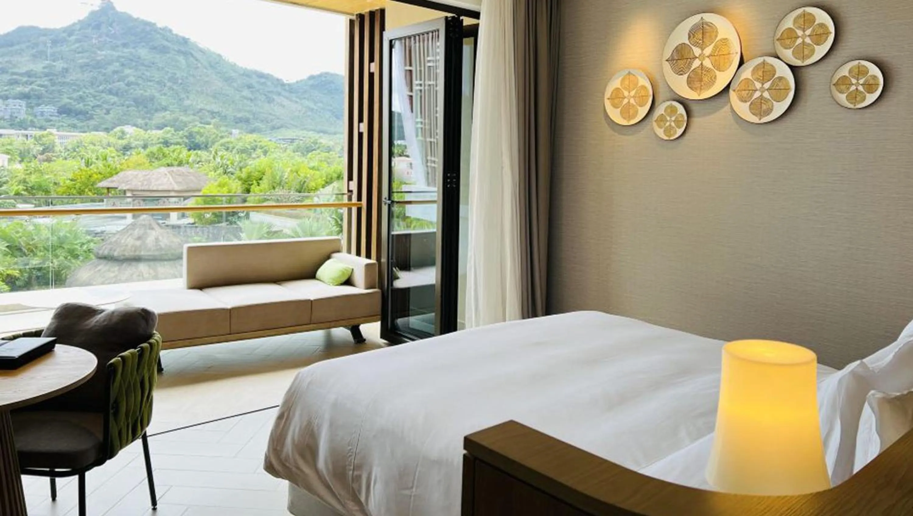 Photo of the whole room, Bed in Holiday Inn Resort Qionghai Guantang by IHG