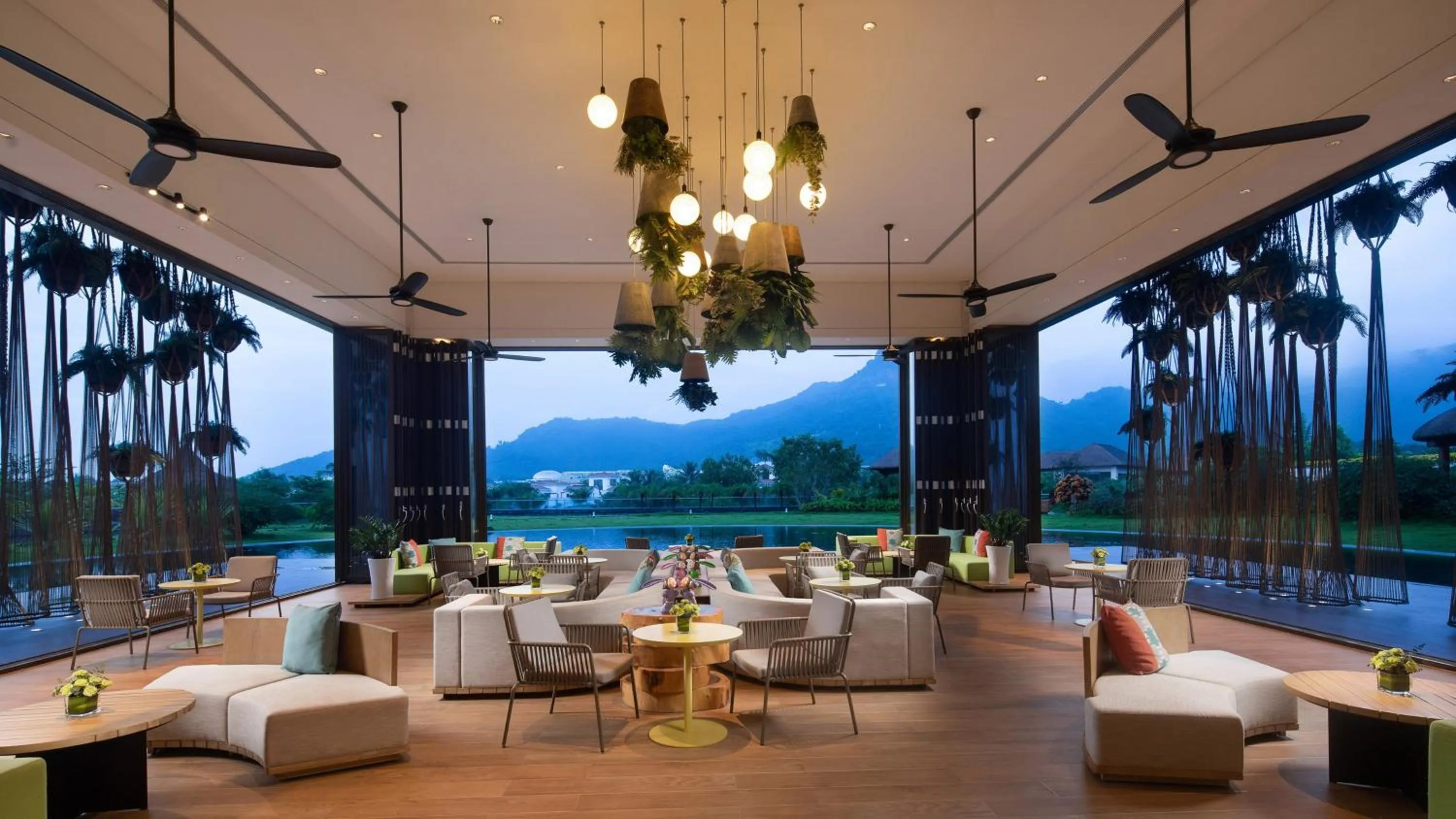 Restaurant/places to eat in Holiday Inn Resort Qionghai Guantang by IHG