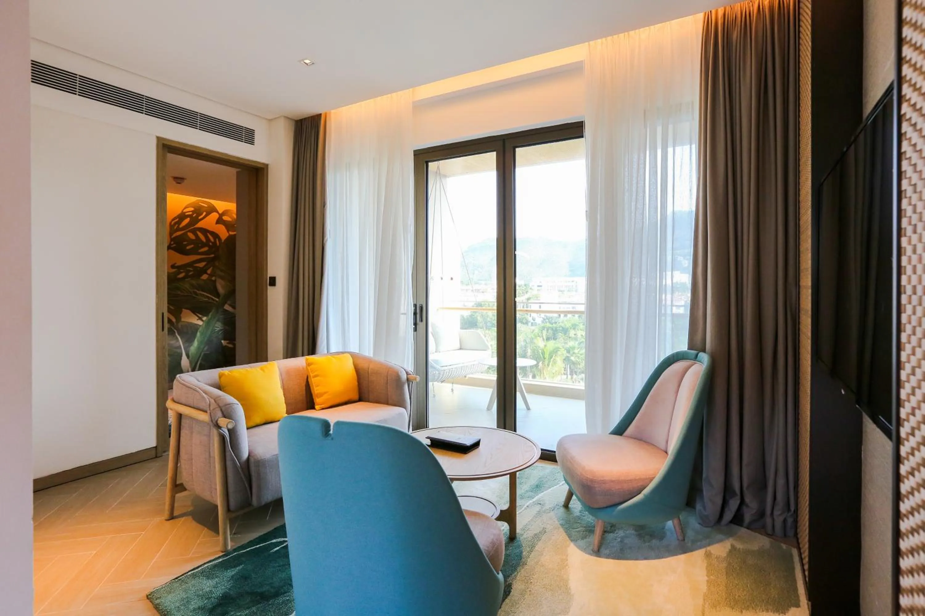 Living room in Holiday Inn Resort Qionghai Guantang by IHG