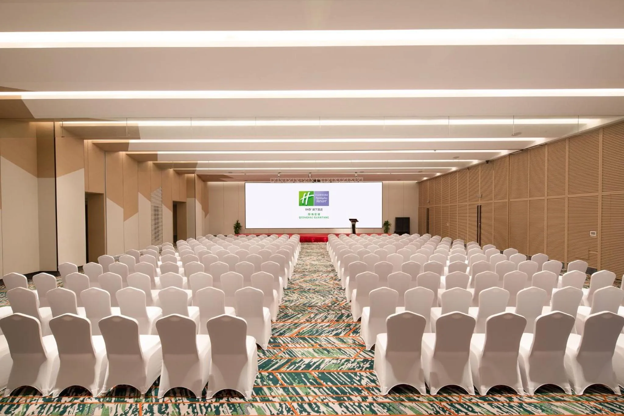Meeting/conference room in Holiday Inn Resort Qionghai Guantang by IHG