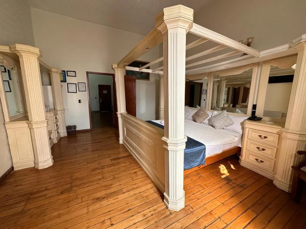 Photo of the whole room, Bed in Hotel Frances