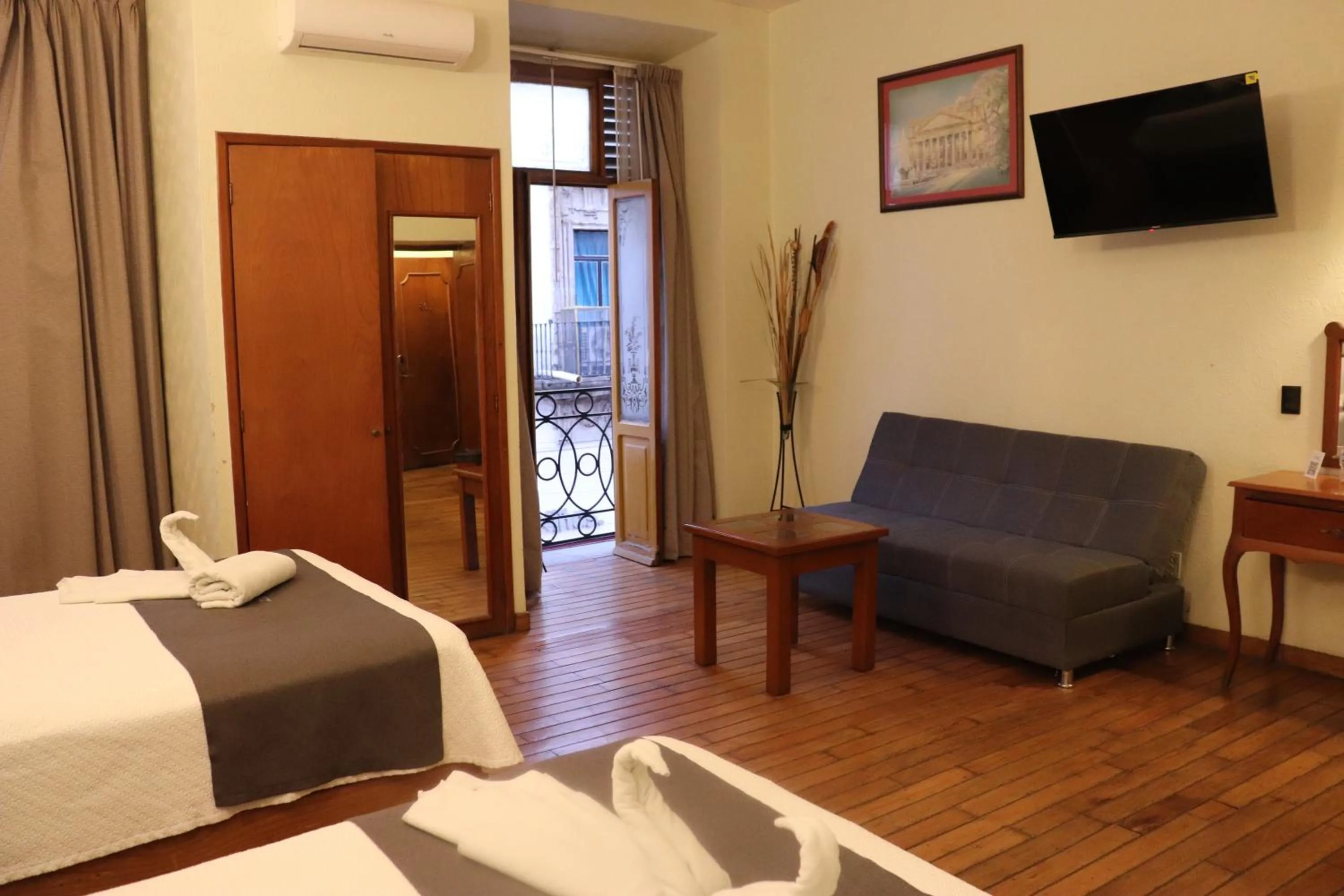 Photo of the whole room, Bed in Hotel Frances