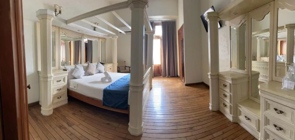 Photo of the whole room, Bed in Hotel Frances
