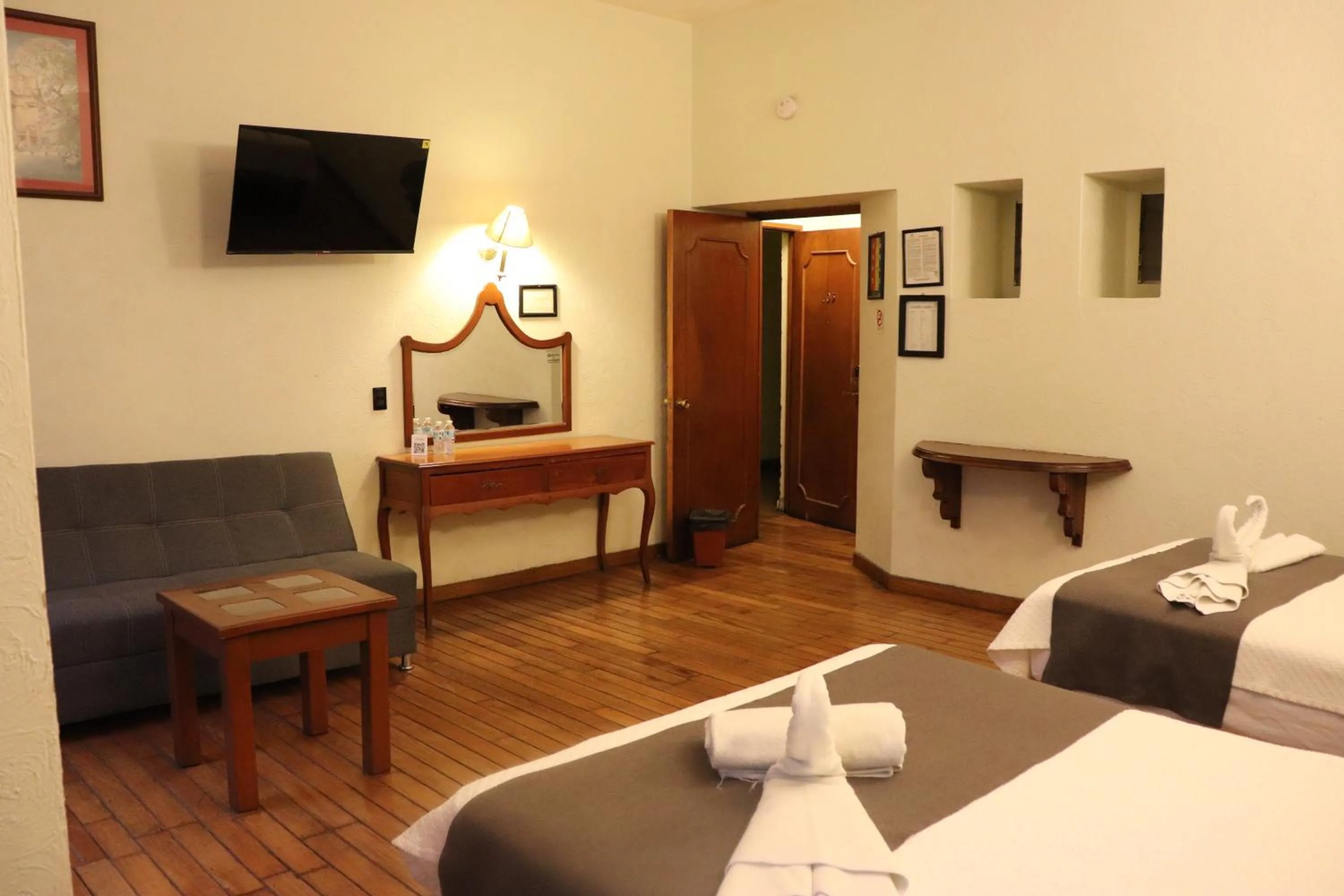 TV and multimedia, Bed in Hotel Frances