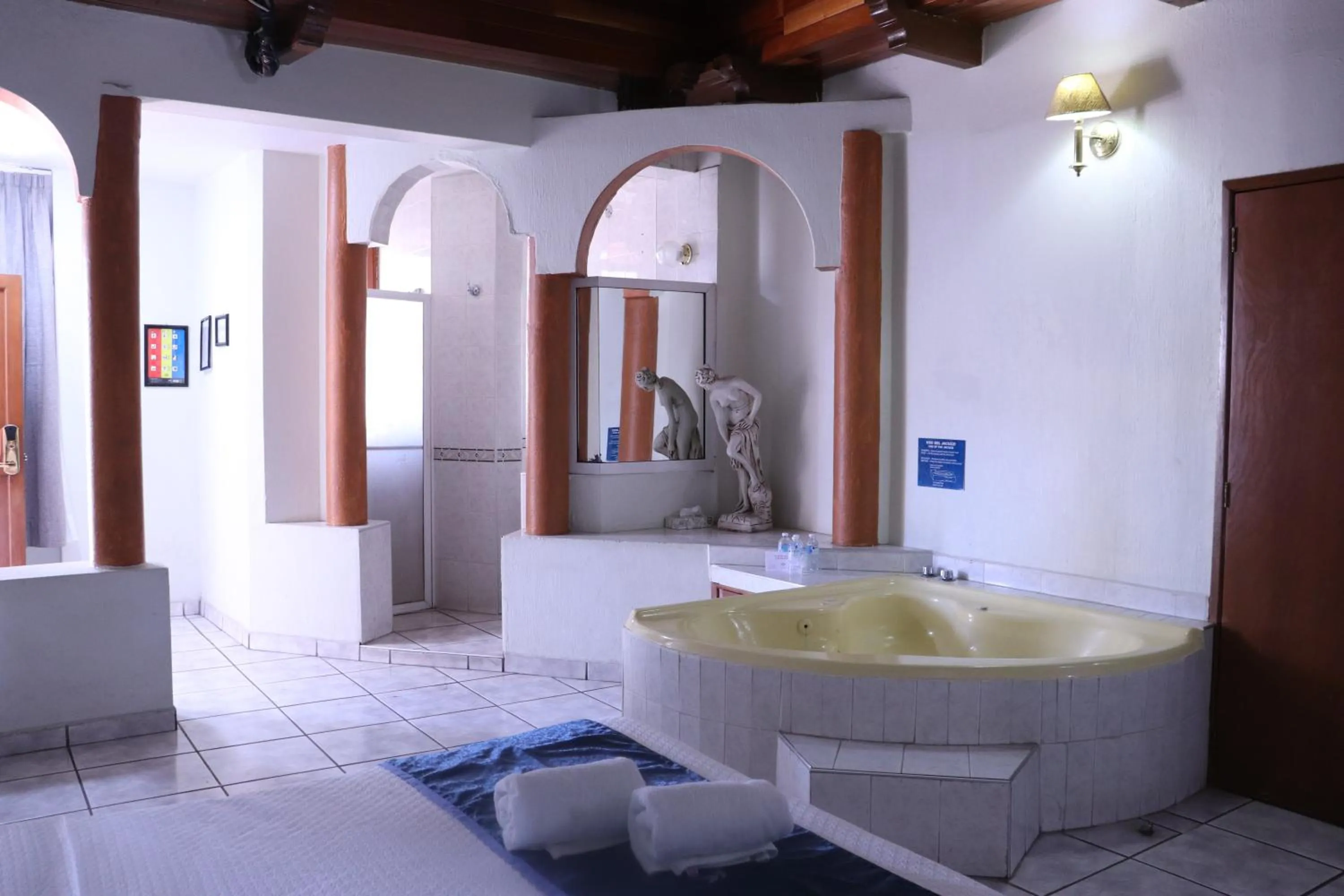 Hot Tub in Hotel Frances