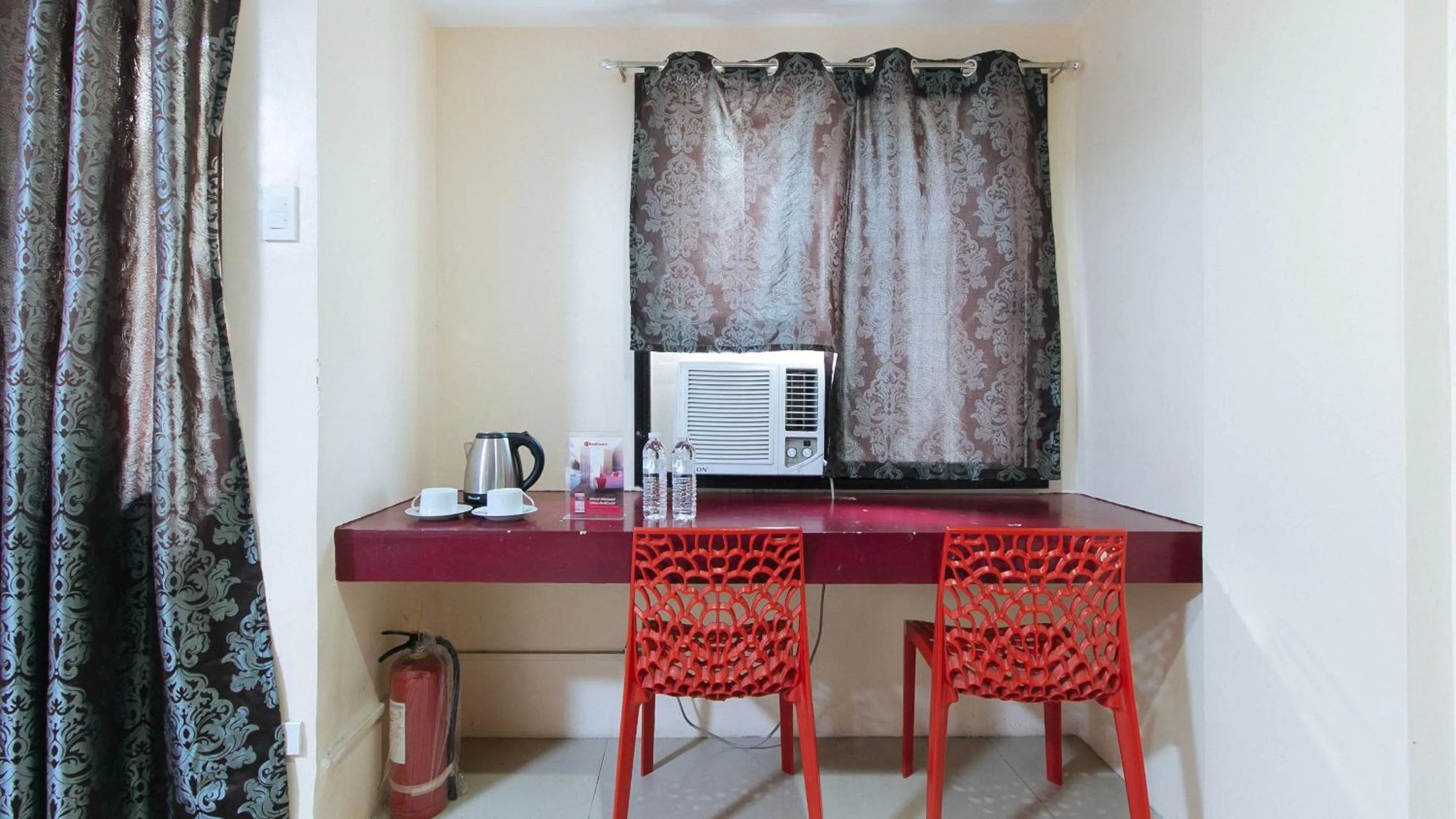 Coffee/tea facilities in RedDoorz at DBuilders Rooms Ph2 Taguig