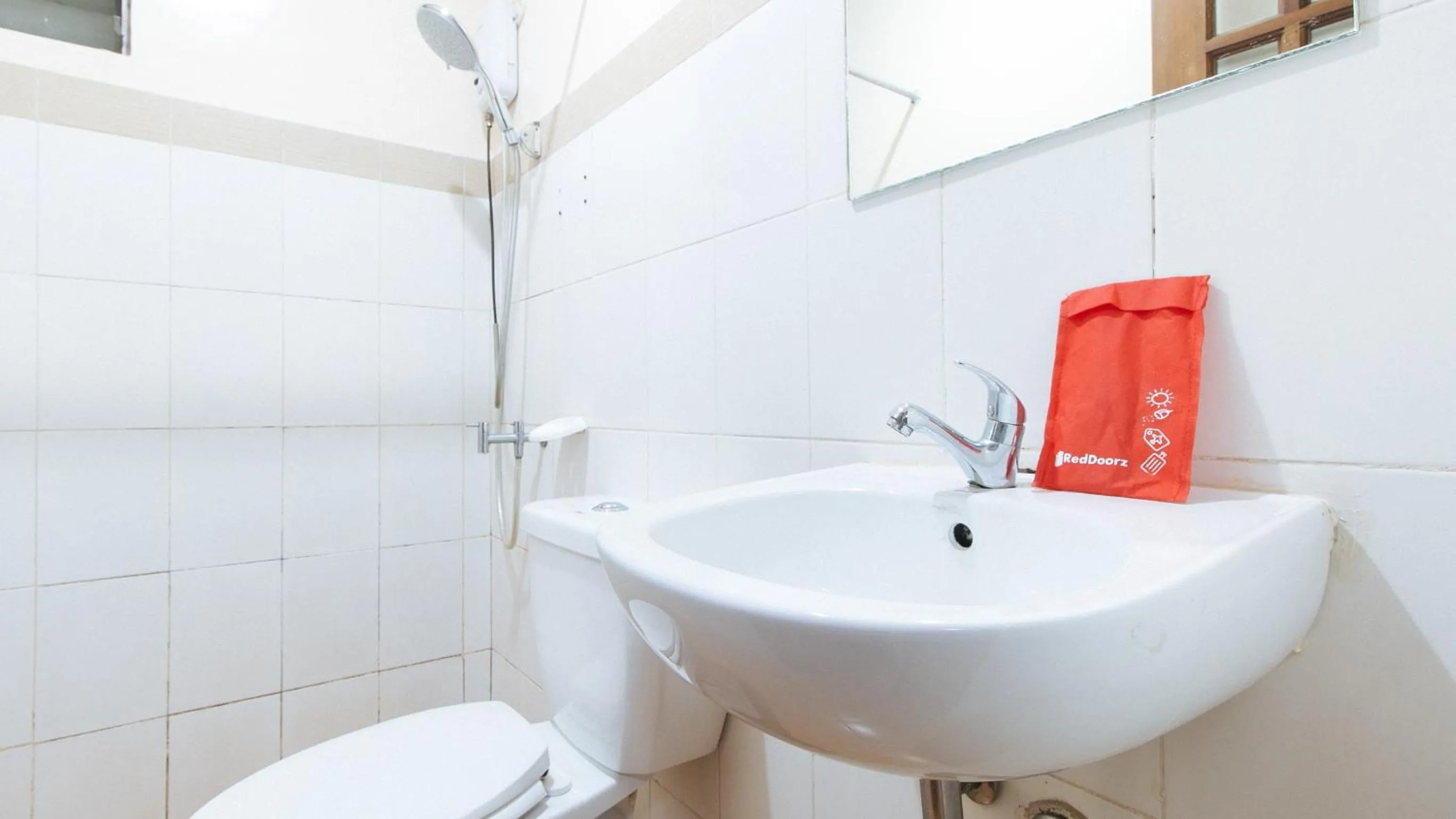 Bathroom in RedDoorz at DBuilders Rooms Ph2 Taguig