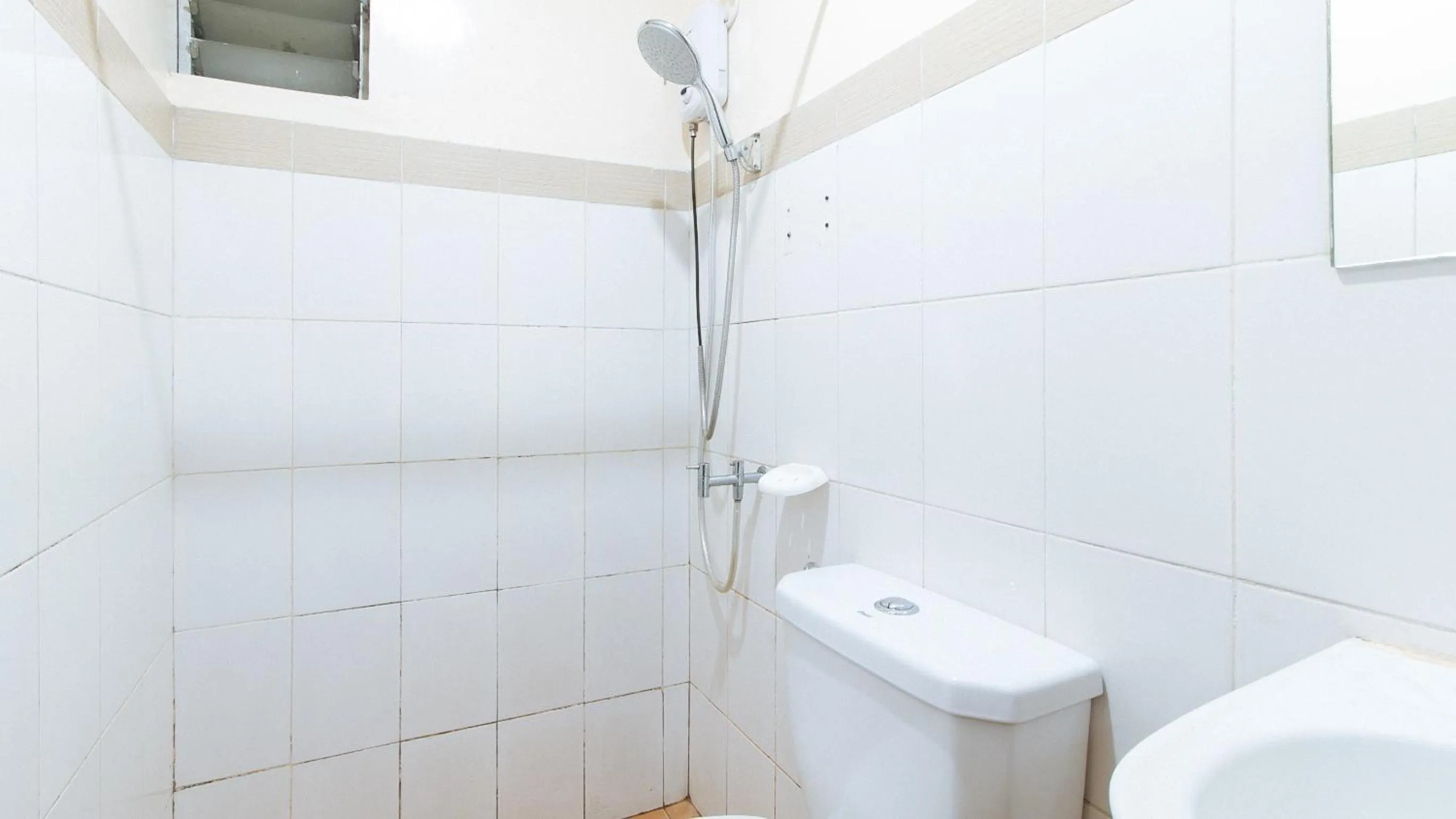 Bathroom in RedDoorz at DBuilders Rooms Ph2 Taguig