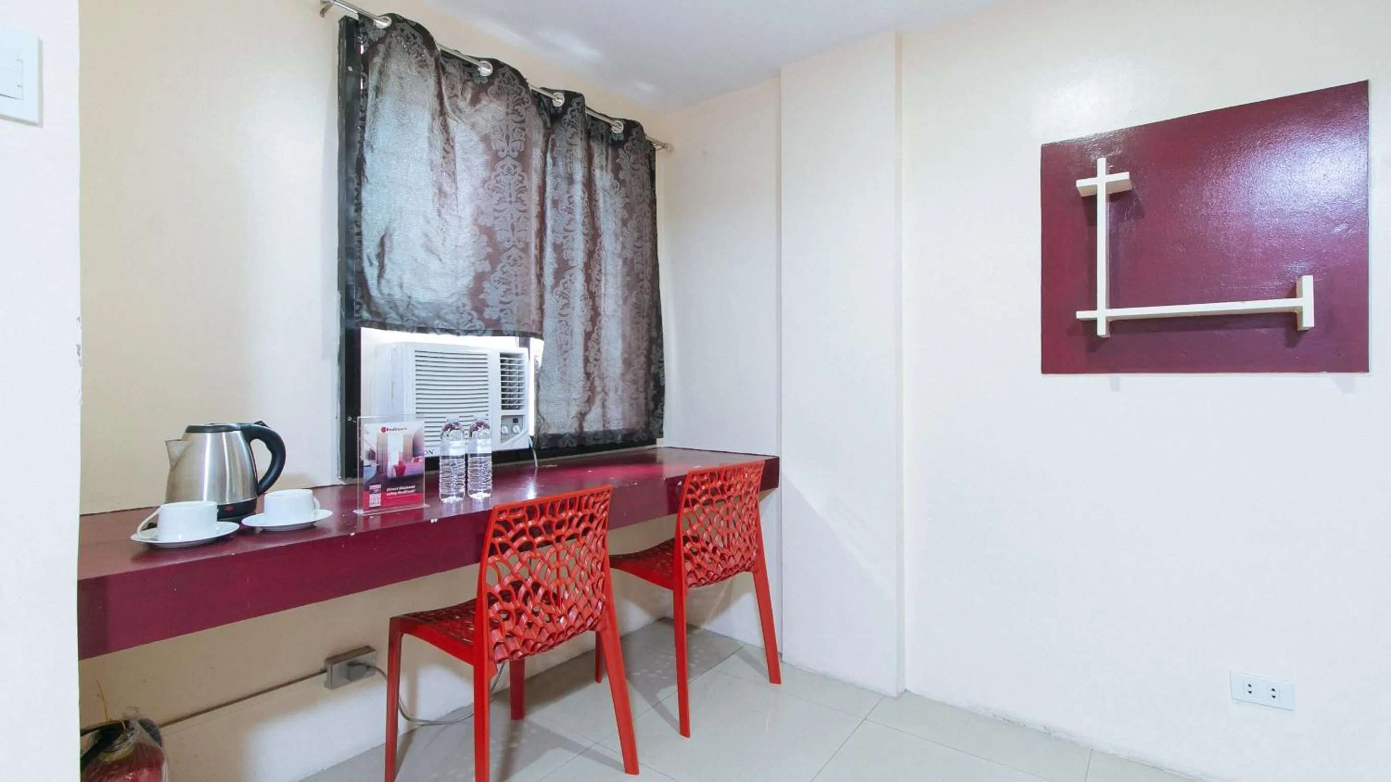 air conditioner in RedDoorz at DBuilders Rooms Ph2 Taguig