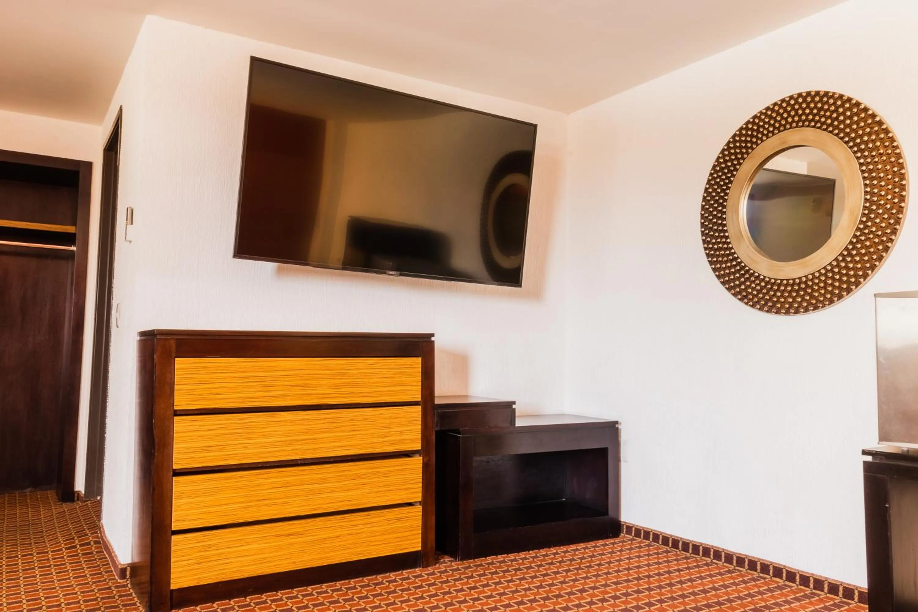 Communal lounge/ TV room in Paris FC Hotel