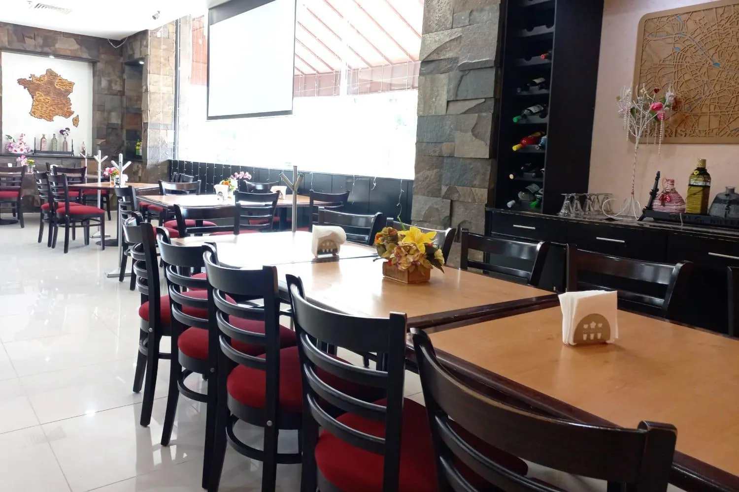 Restaurant/places to eat in Paris FC Hotel