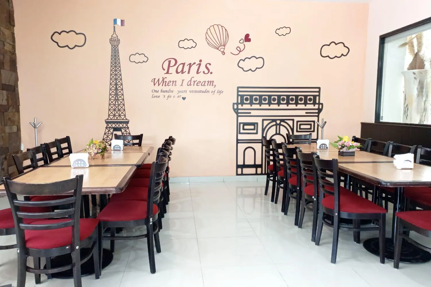 Restaurant/places to eat in Paris FC Hotel