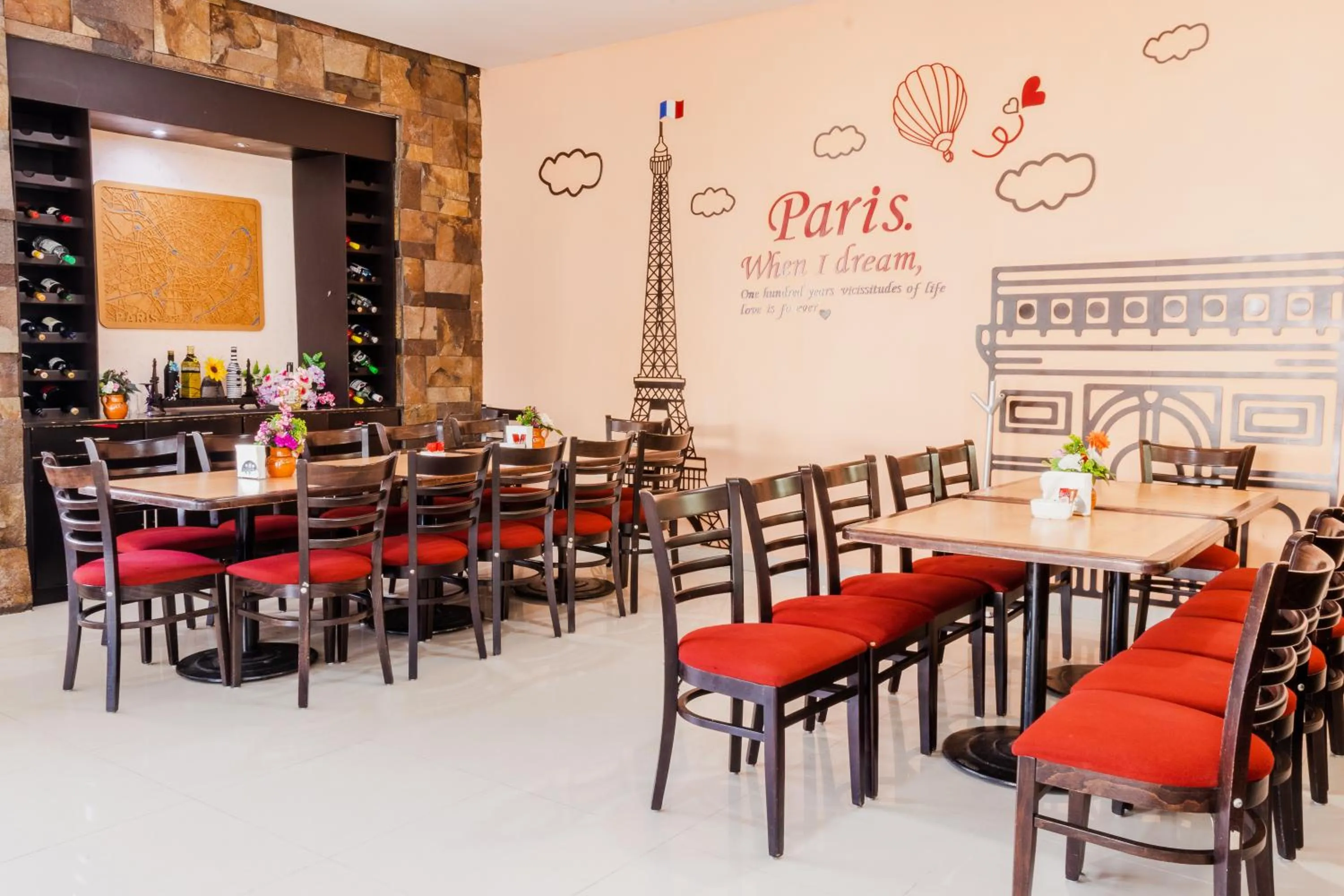 Restaurant/places to eat in Paris FC Hotel