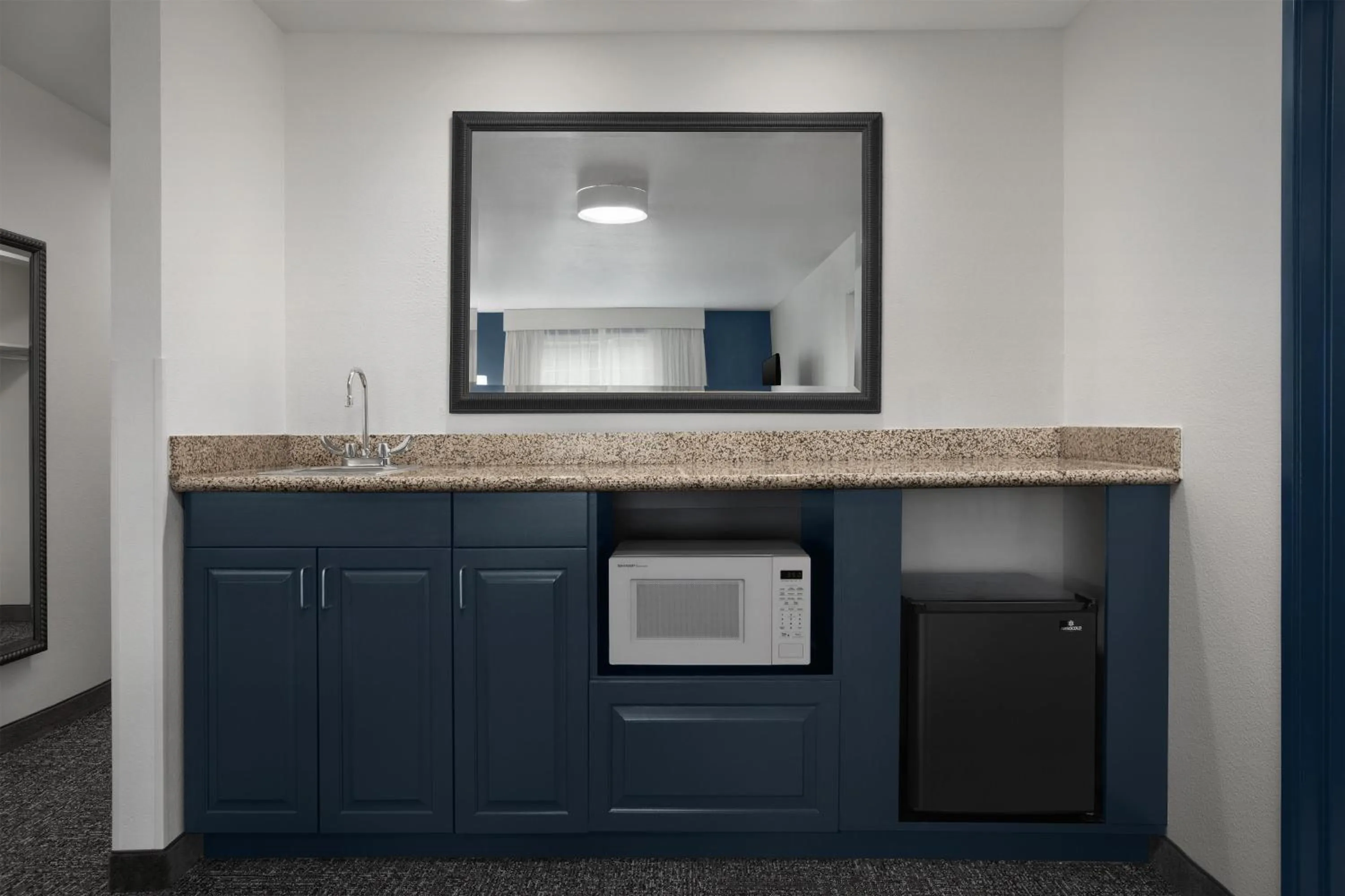 Kitchen or kitchenette in Spark by Hilton Washington Meadowlands Blvd