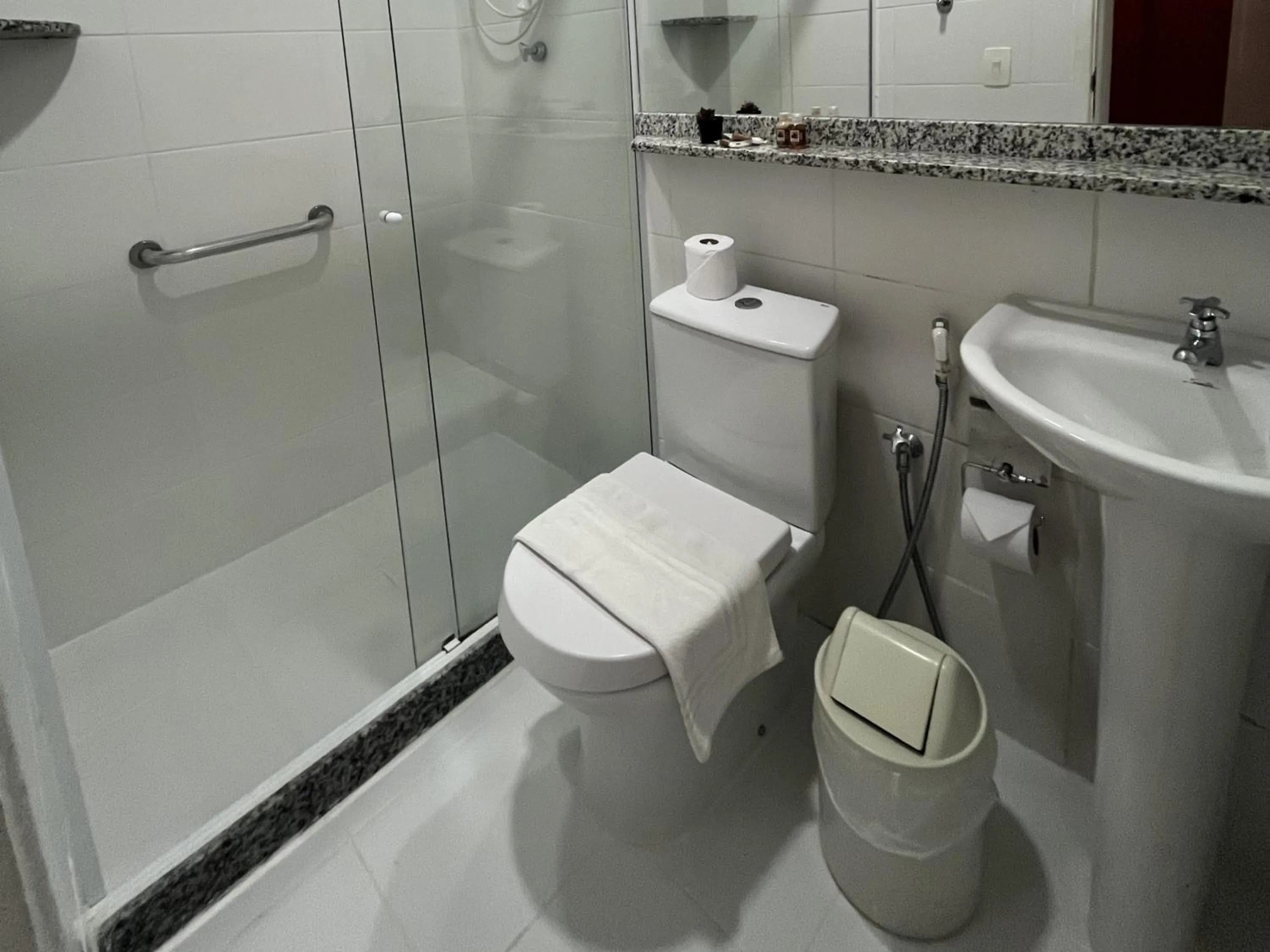 Toilet in Hotel Flat Itaipava