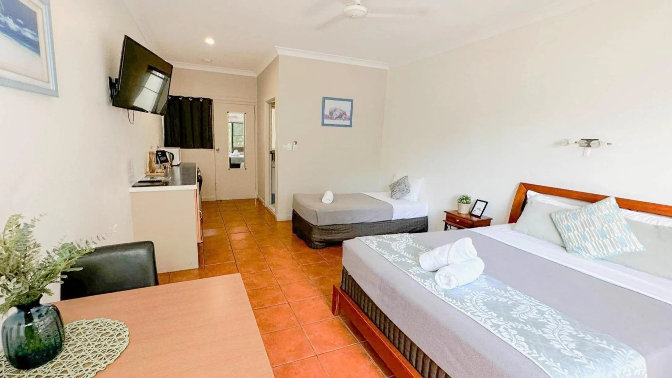 Bed in Birch Motel Bowen Previously Known as Bowen Arrow Motel