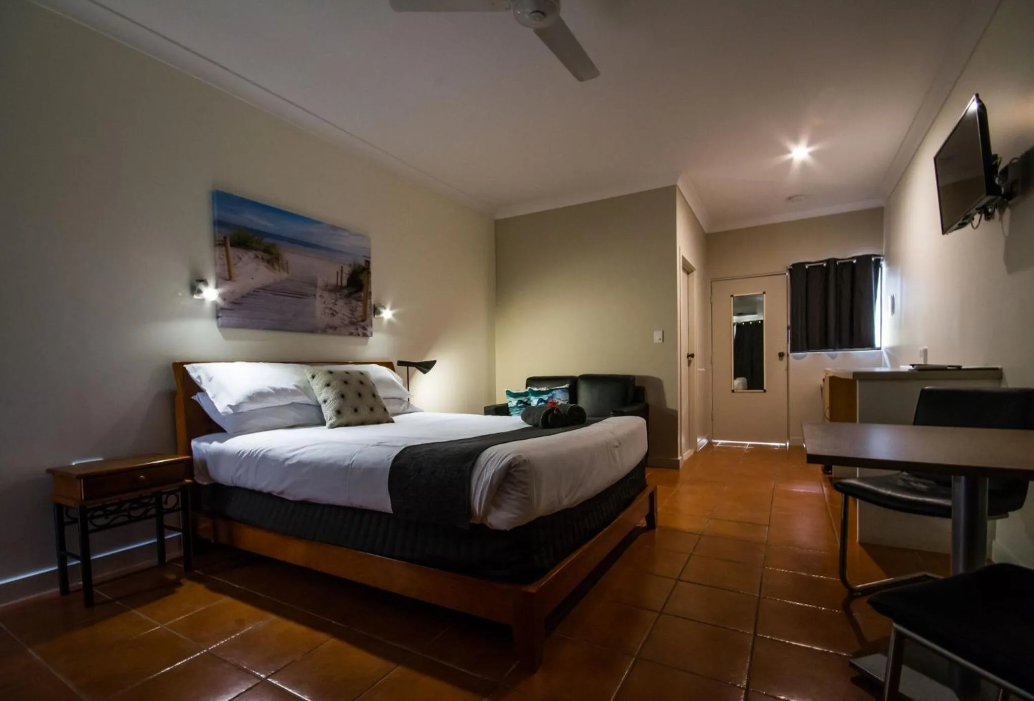 TV and multimedia, Bed in Birch Motel Bowen Previously Known as Bowen Arrow Motel