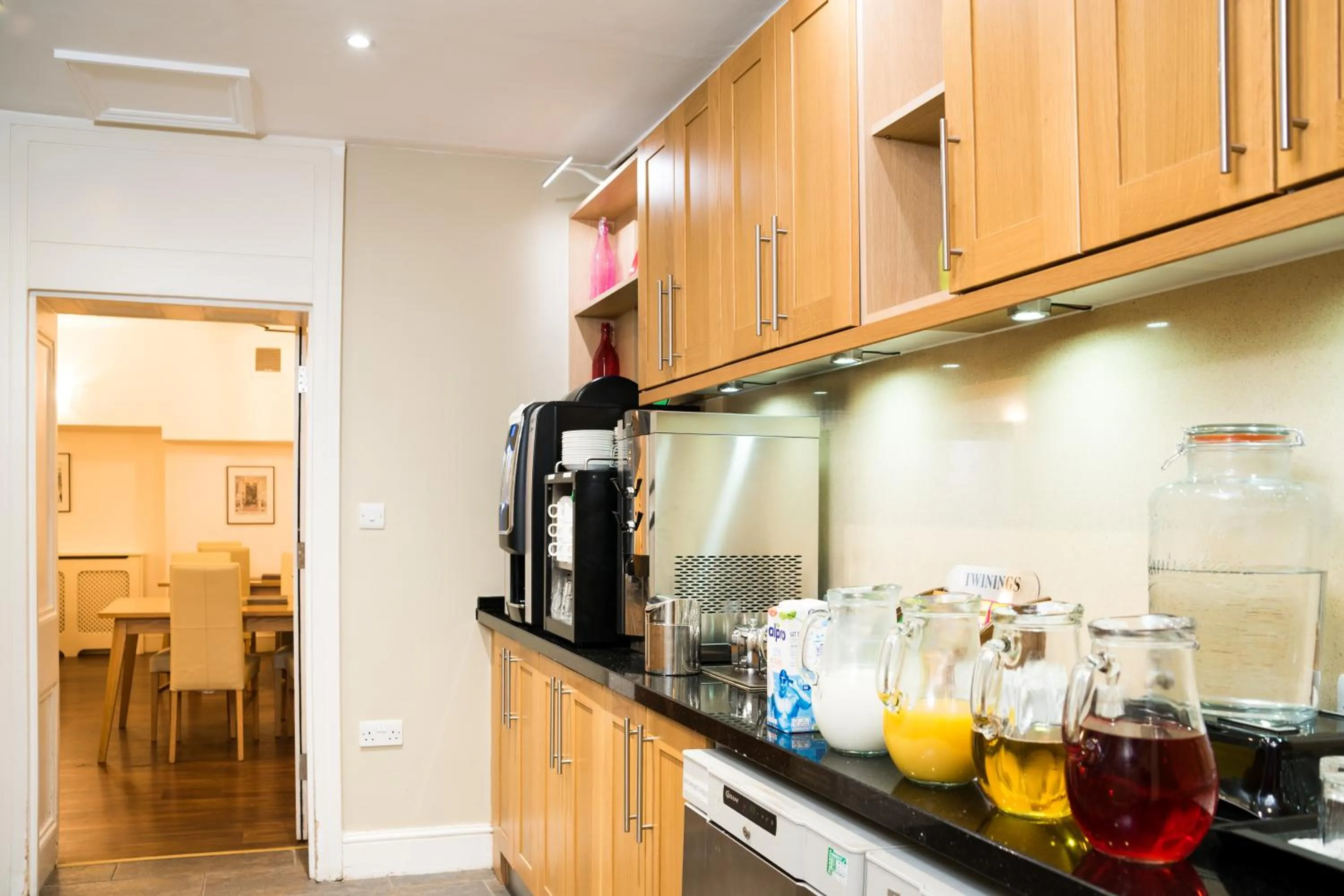 Restaurant/places to eat in Hotel 63