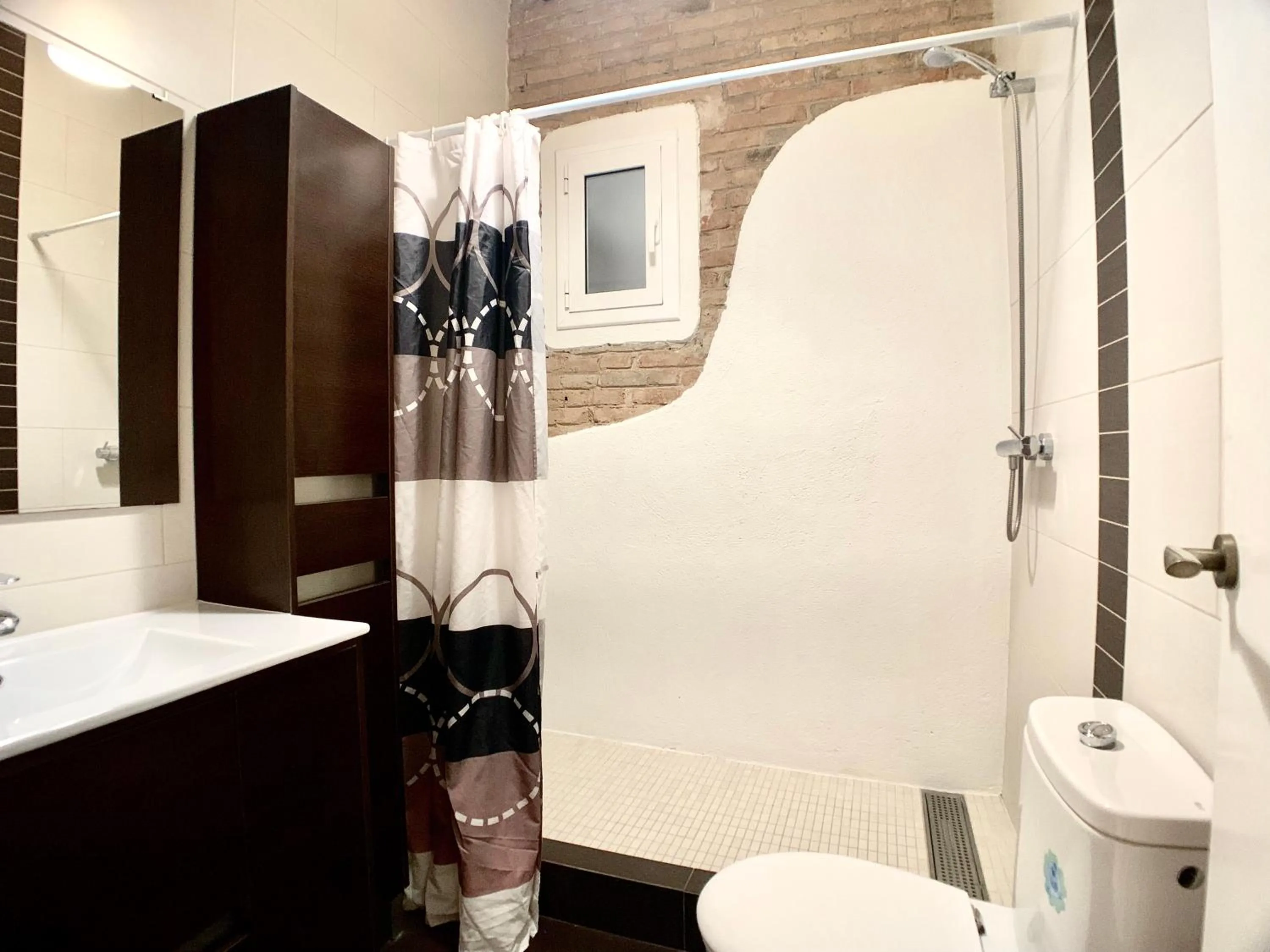 Shower in Charm Miró