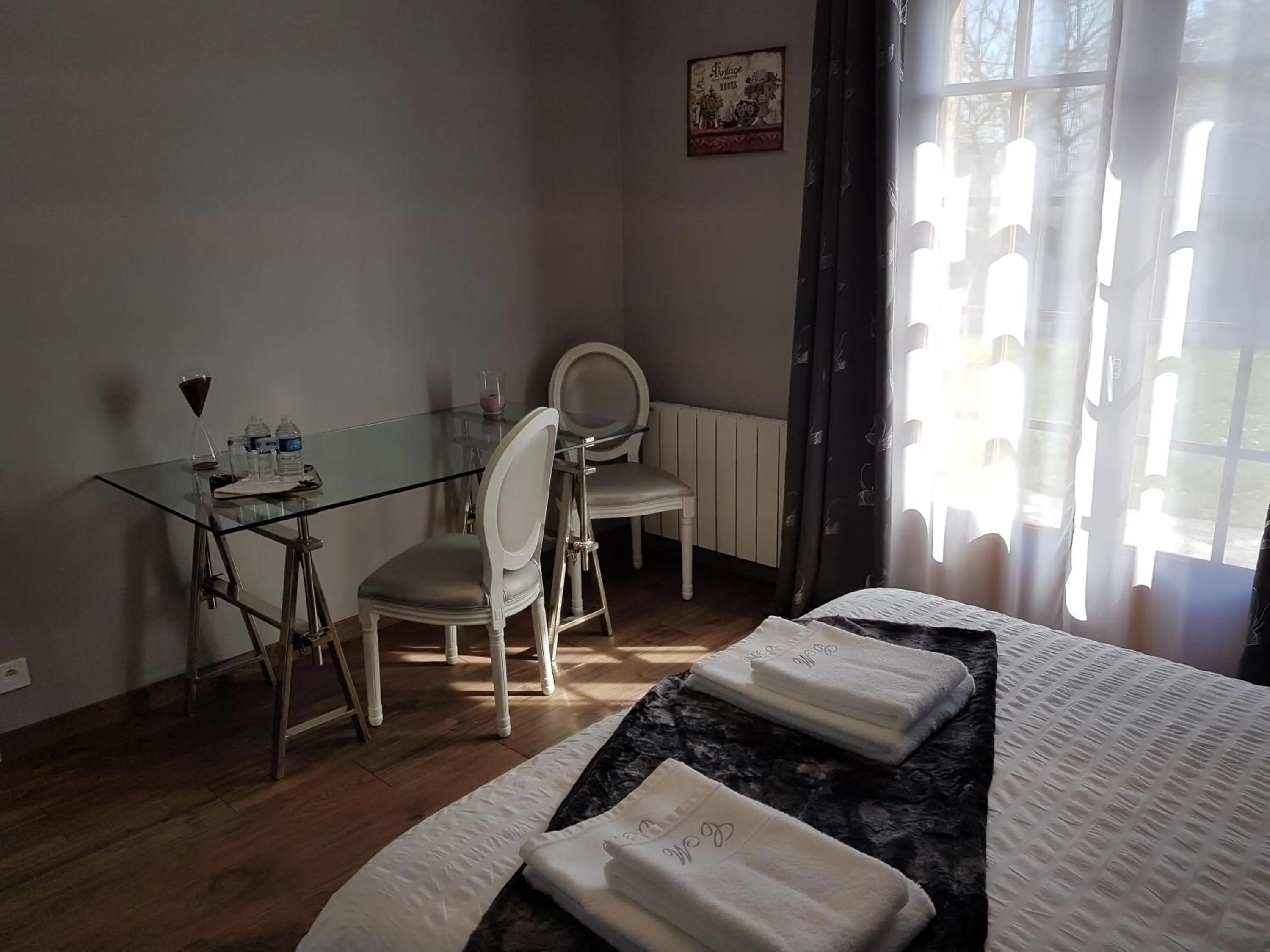 Seating area, Bed in Le Clos Magedon