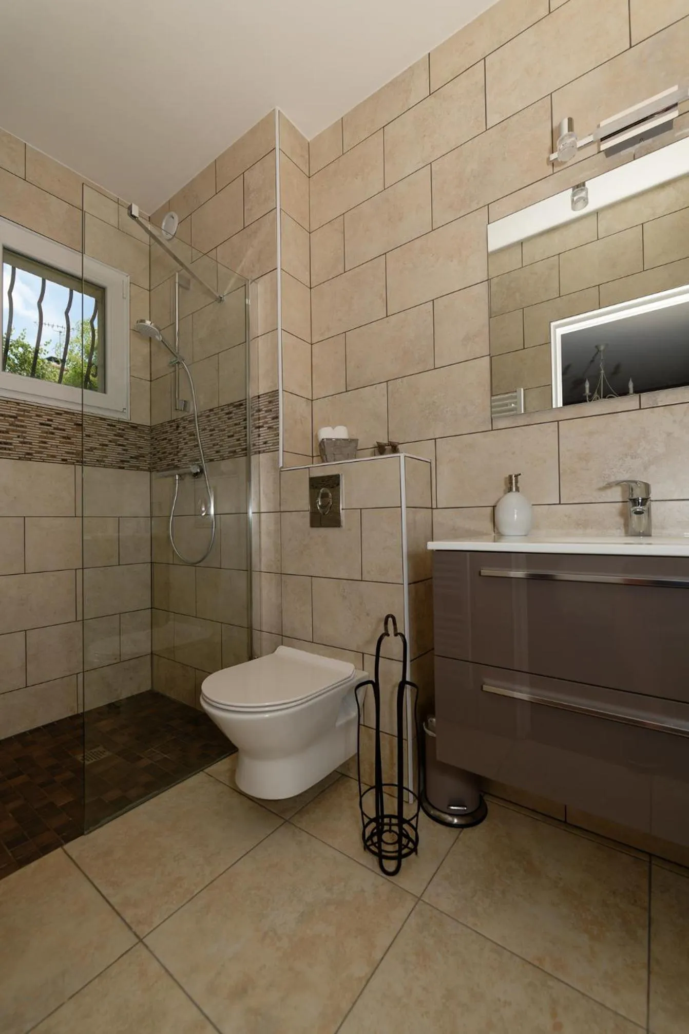 Shower in Le Clos Magedon