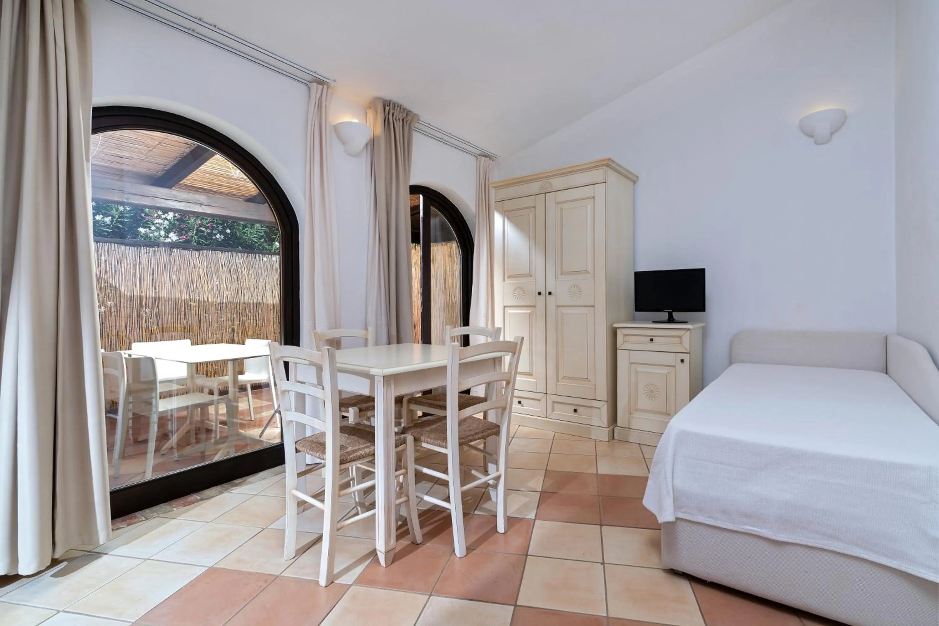 Dining area, Bed in Porto Giunco Residence