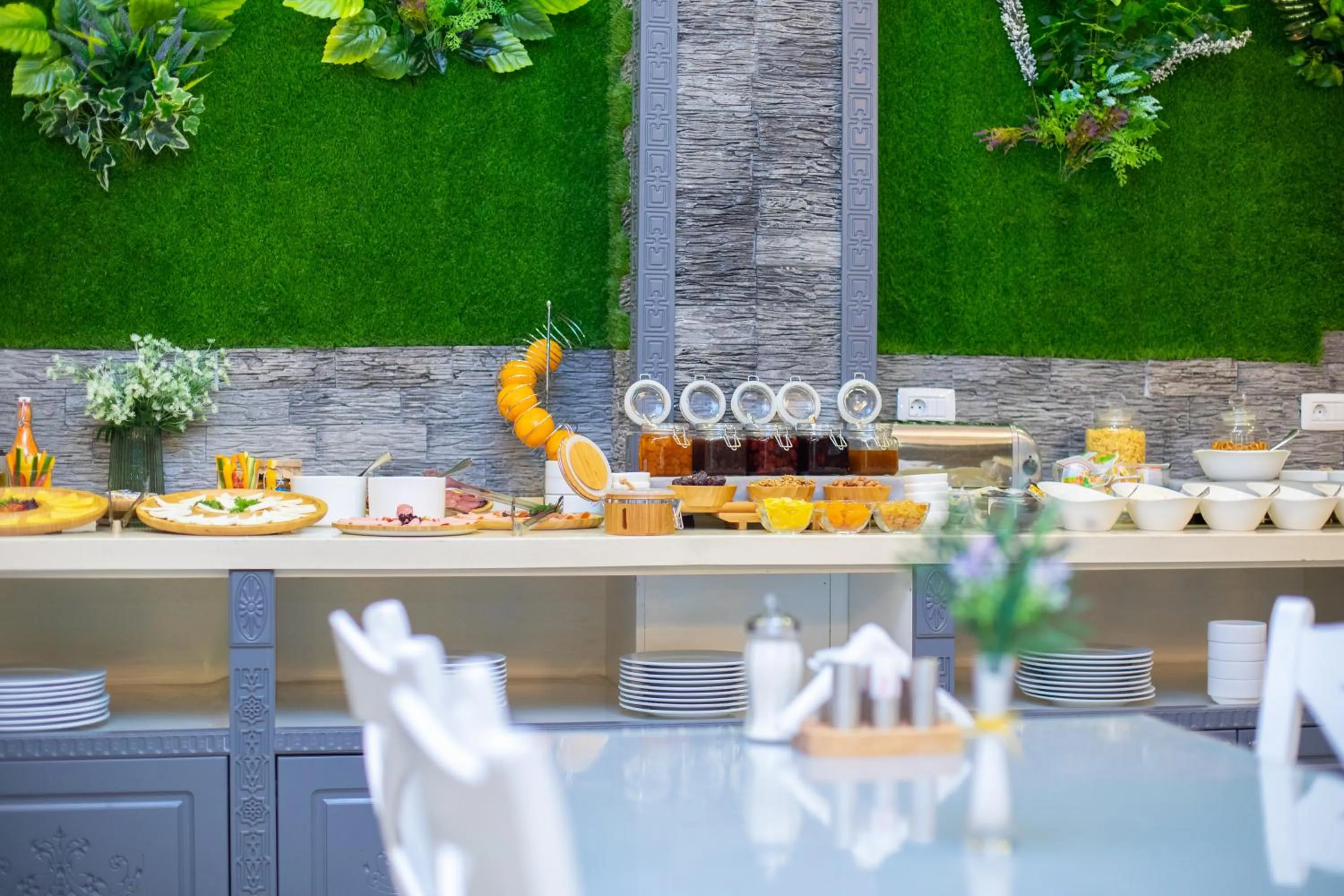 Restaurant/places to eat in Grand Hotel Baku Central Park