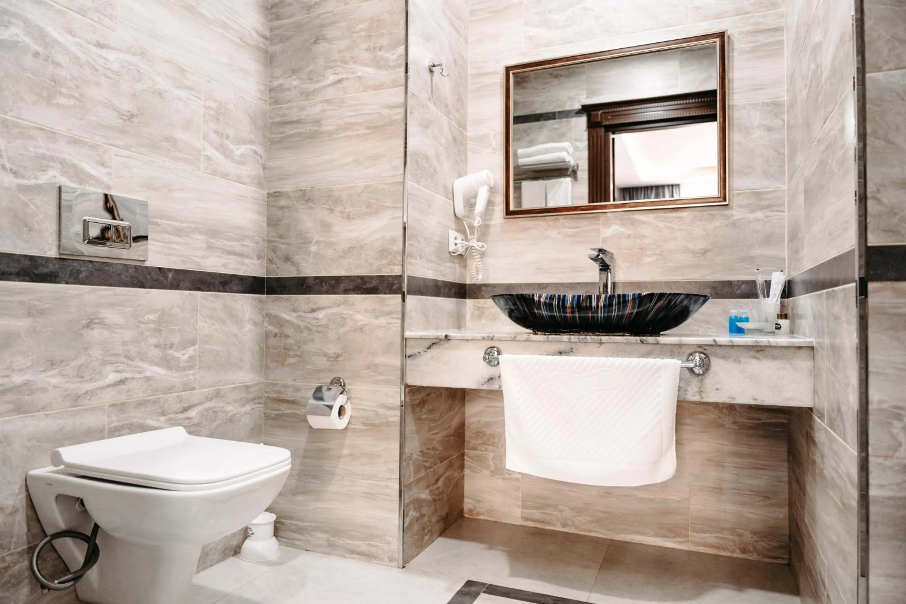 Toilet in Grand Hotel Baku Central Park