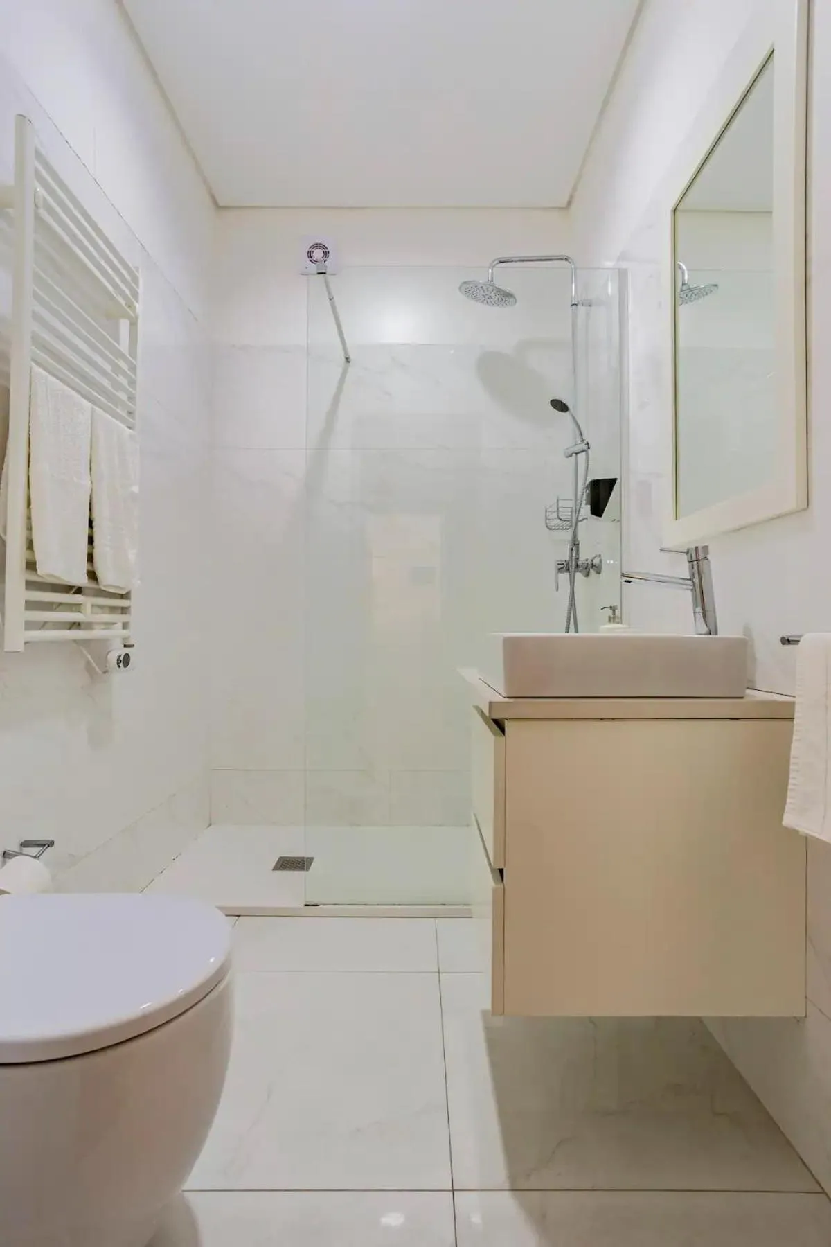 Shower in Luxury Anibal Cunha Apartments